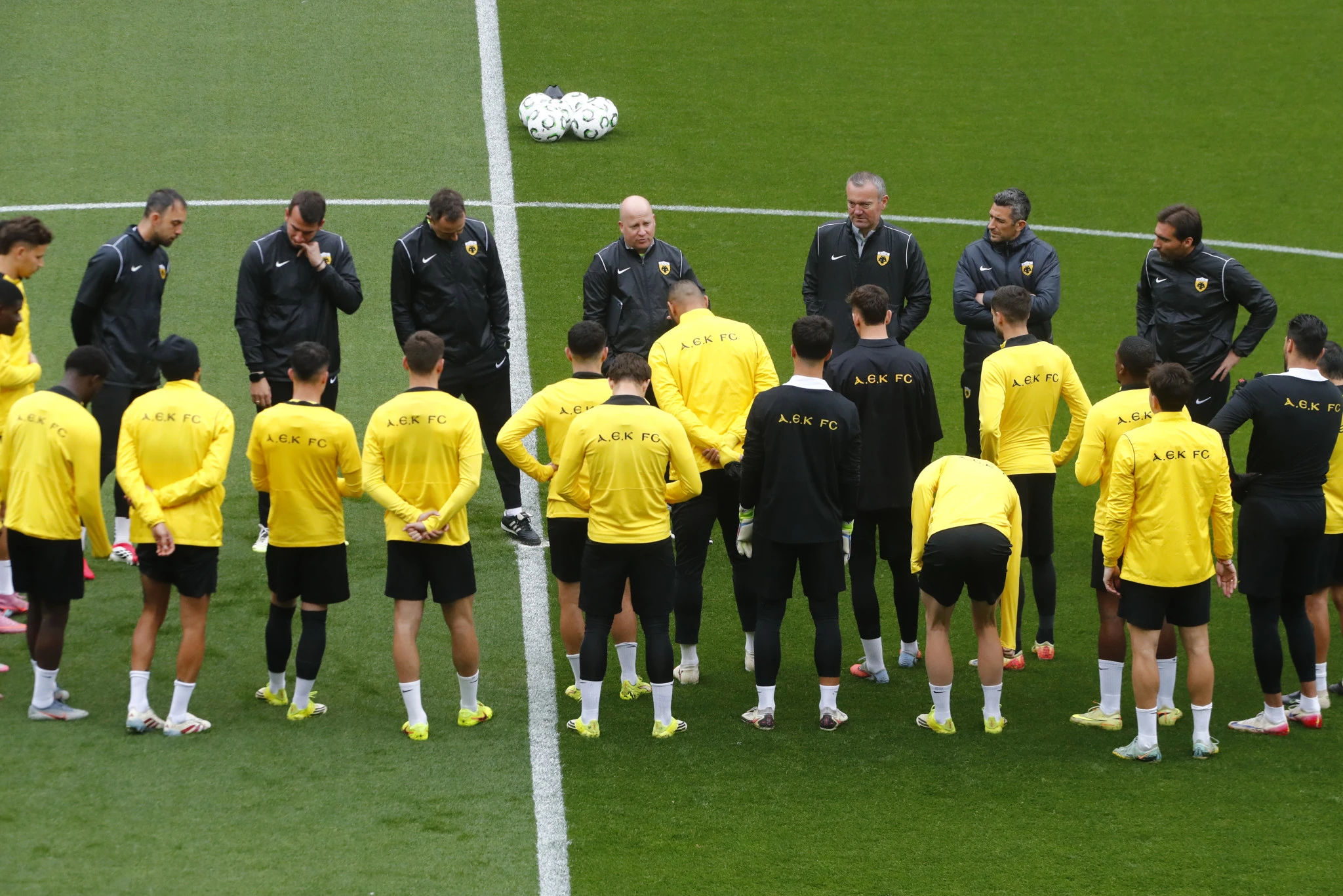 Οι παίκτες της ΑΕΚ με τον Μάρκο Νίκολτς σε προπόνηση / Πηγή: Eurokinissi