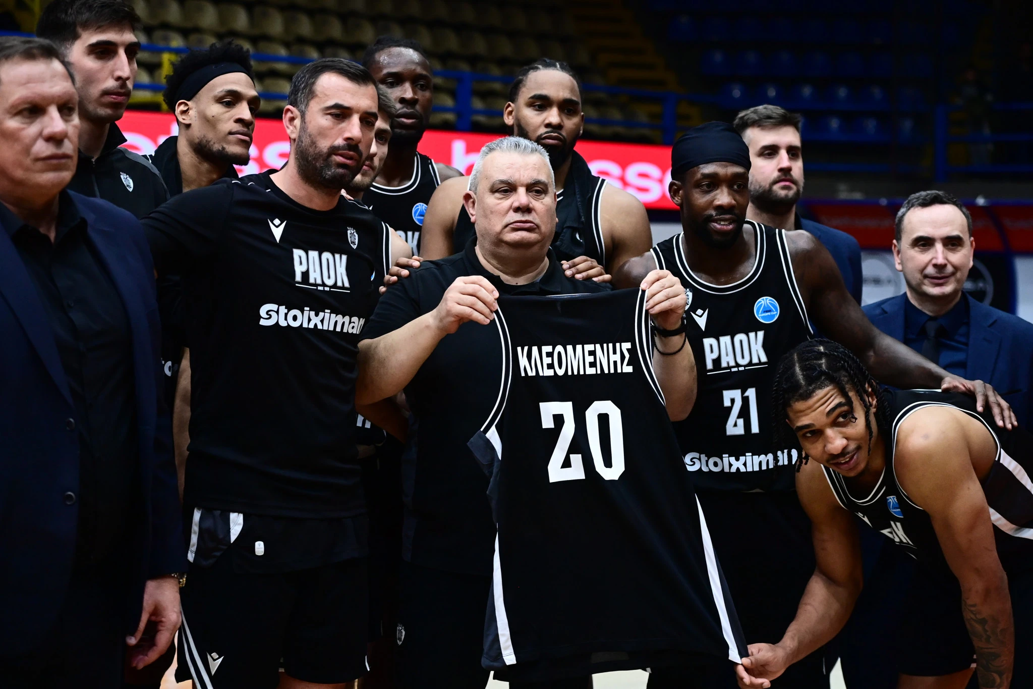 Παίκτες και προπονητικό επιτελείο του ΠΑΟΚ με μια φανέλα στη μνήμη του Κλεομένη / πηγή: eurokinissi