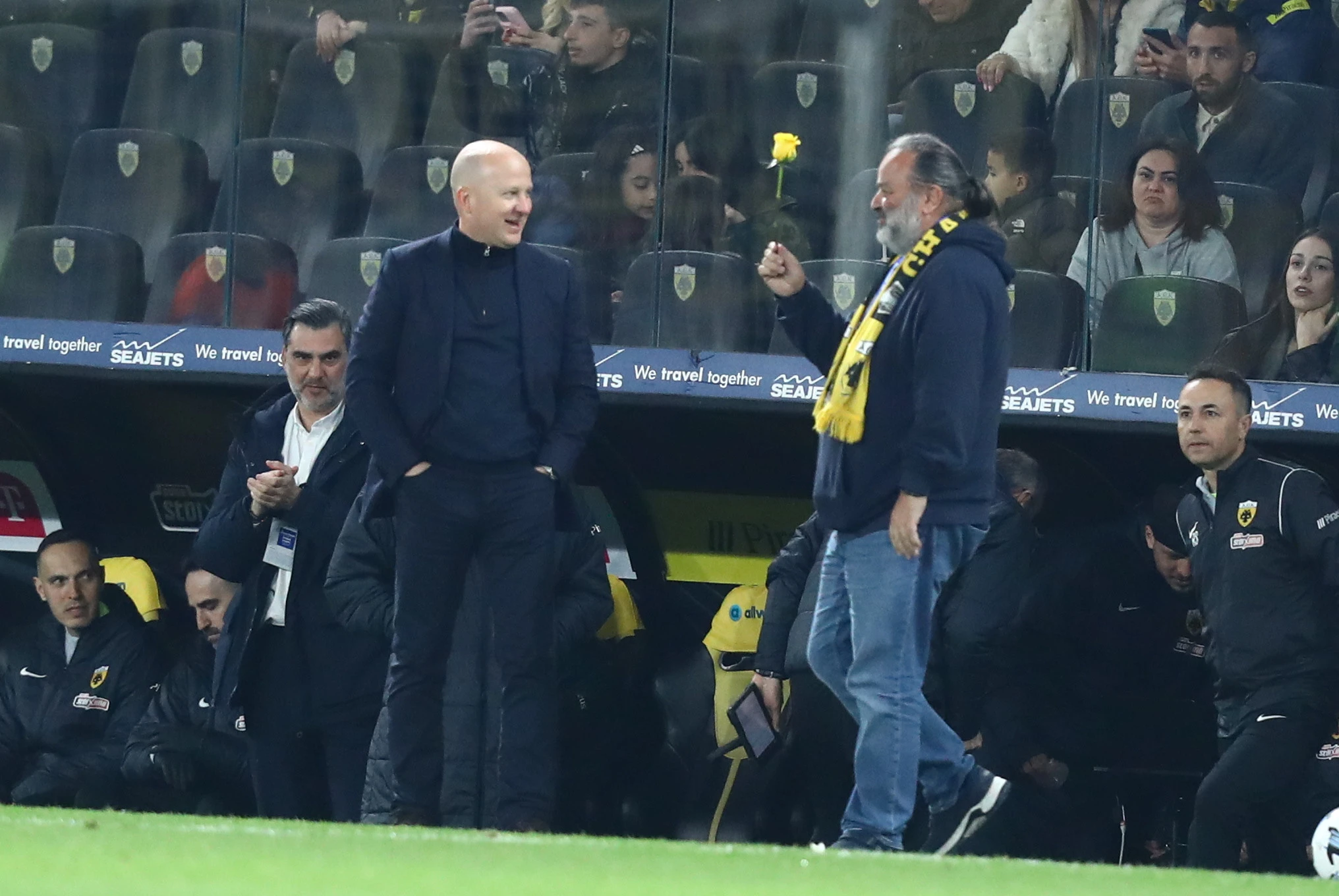 Ο Μάριος Ηλιόπουλος έδωσε ένα κίτρινο τριαντάφυλλο στον Μάρκο Νίκολιτς / Πηγή: Eurokinissi