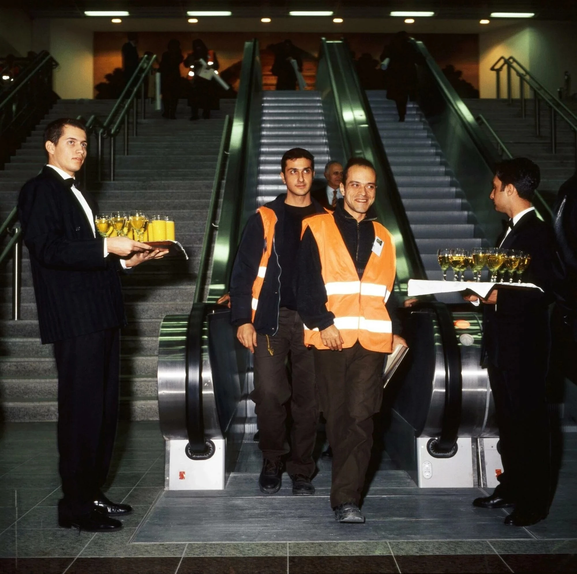 Σερβιτόροι κερνούν σαμπάνιες στα εγκαίνια του Μετρό