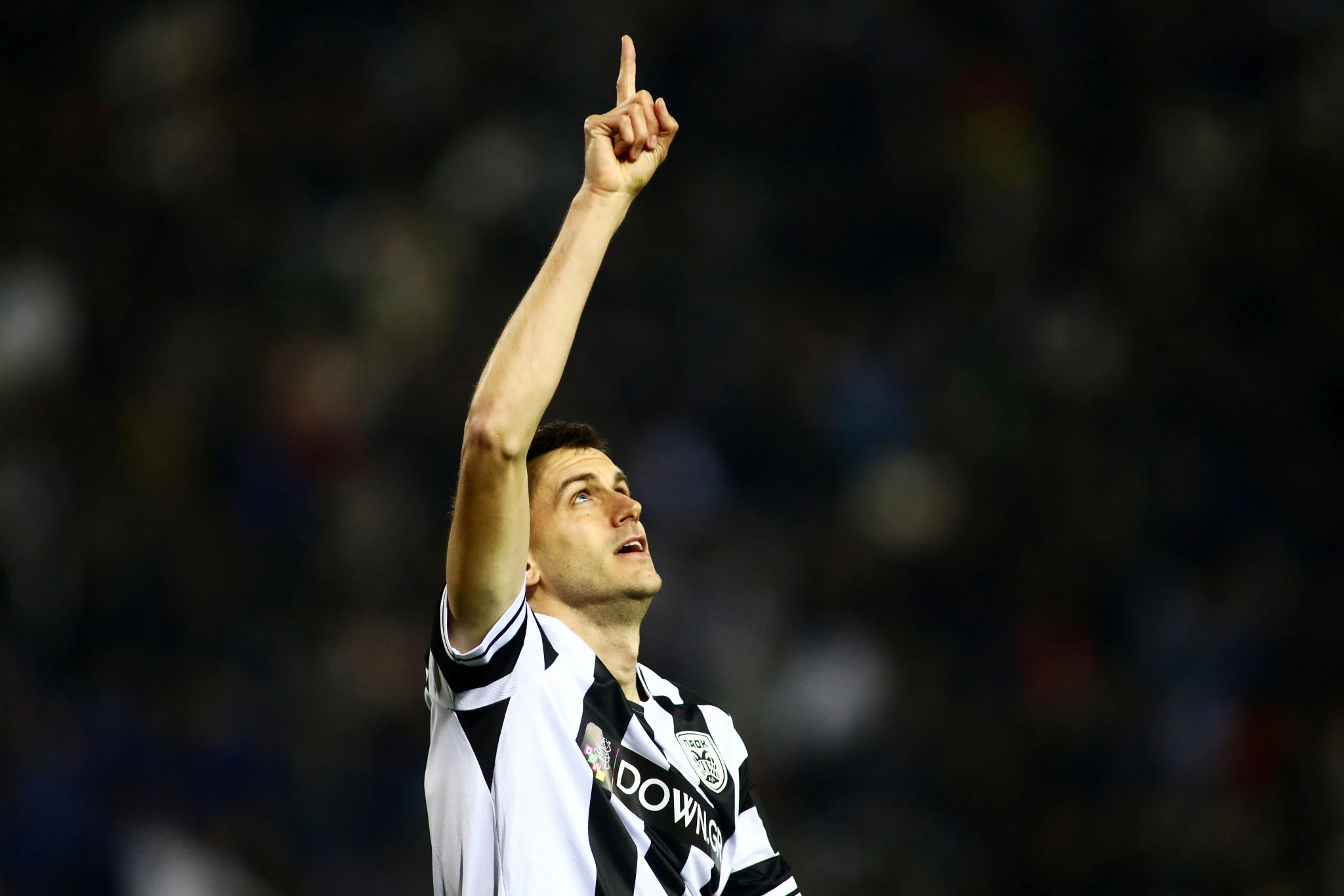 Ο Αλεξάντερ Γερεμέγεφ αφιερώνει στον αδικοχαμένο Κλεομένη το γκολ του απέναντι στον Λεβαδειακό / Πηγή: Intime