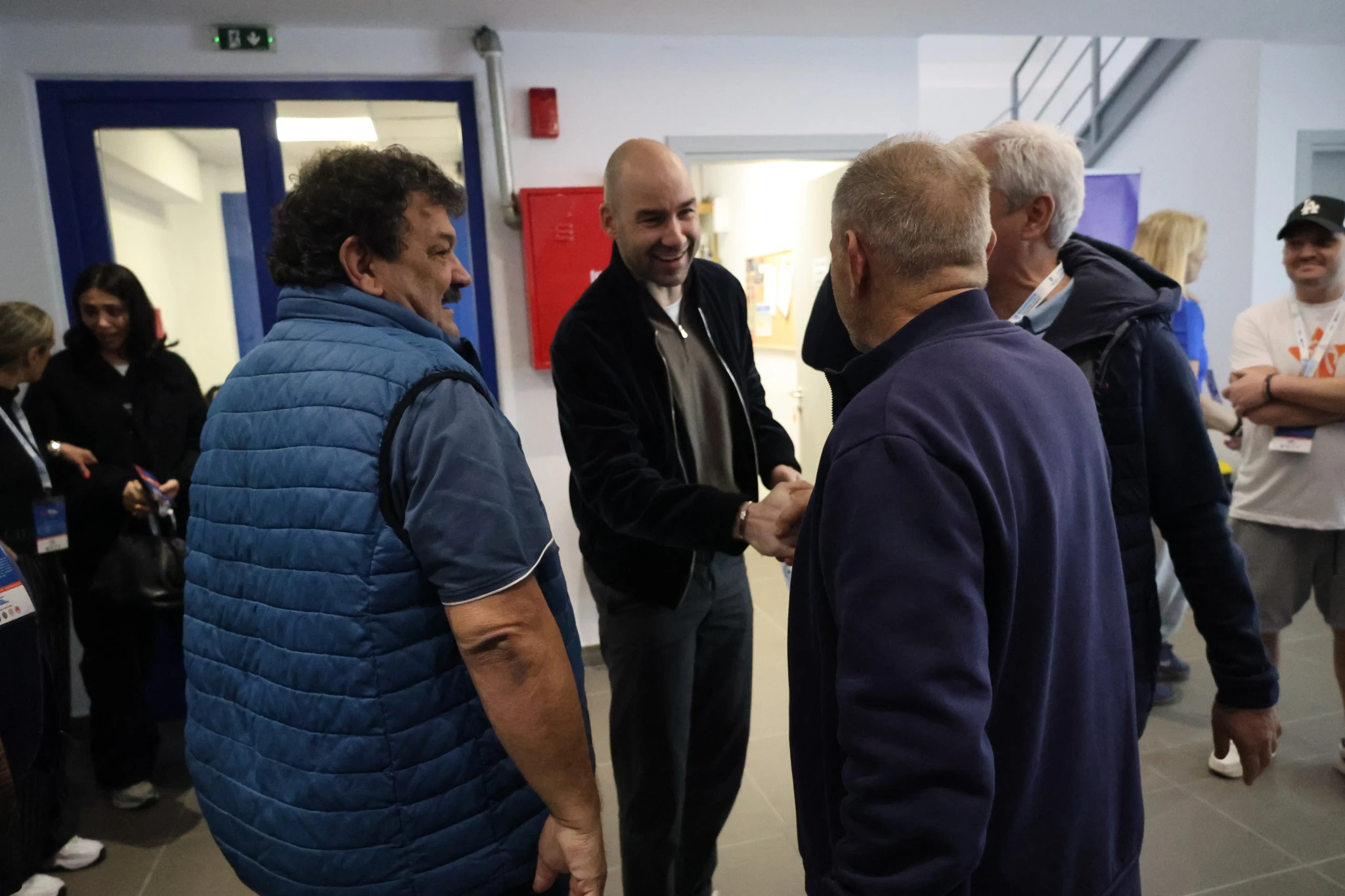 Ο Βασίλης Σπανούλης χαιρετάει τους προέδρους του ΑΟ Μυκόνου, Αγγελετάκη και Δαχτυλίδη / Πηγή: Αργυρώ Κουκά