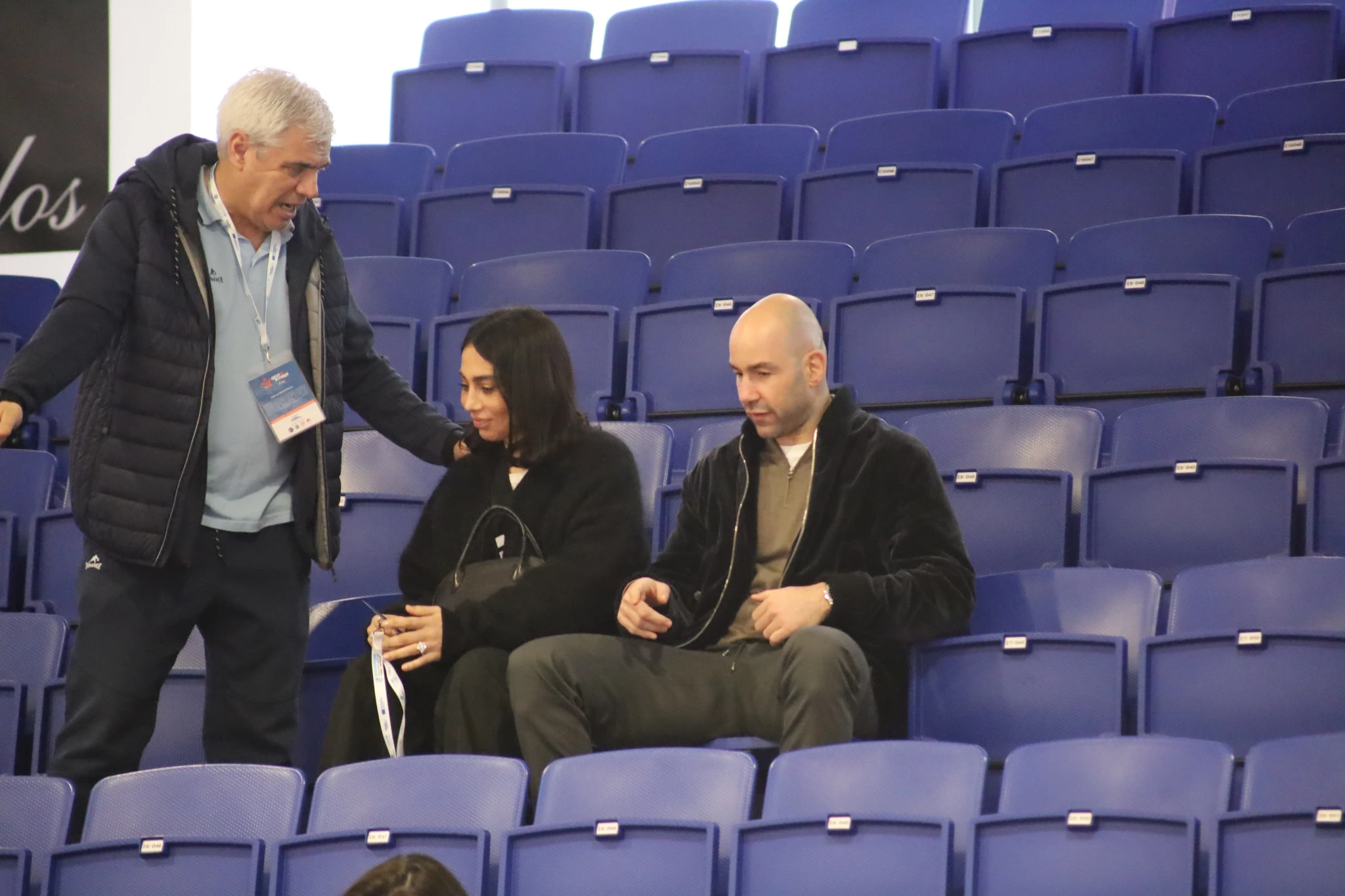 Η Ολυμπία Χοψονίδου και ο Βασίλης Σπανούλης στις κερκίδες του κλειστού γηπέδου της Μυκόνου / Πηγή: Αργυγώ Κουκά