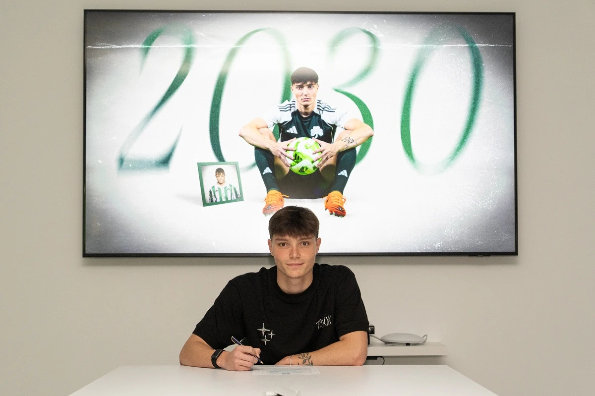 Ο Γιώργος Κάτρης ενώ υπογράφει το νέο συμβόλαιό του με τον Παναθηναϊκό έως το καλοκαίρι του 2030 - ΠΗΓΗ: pao.gr