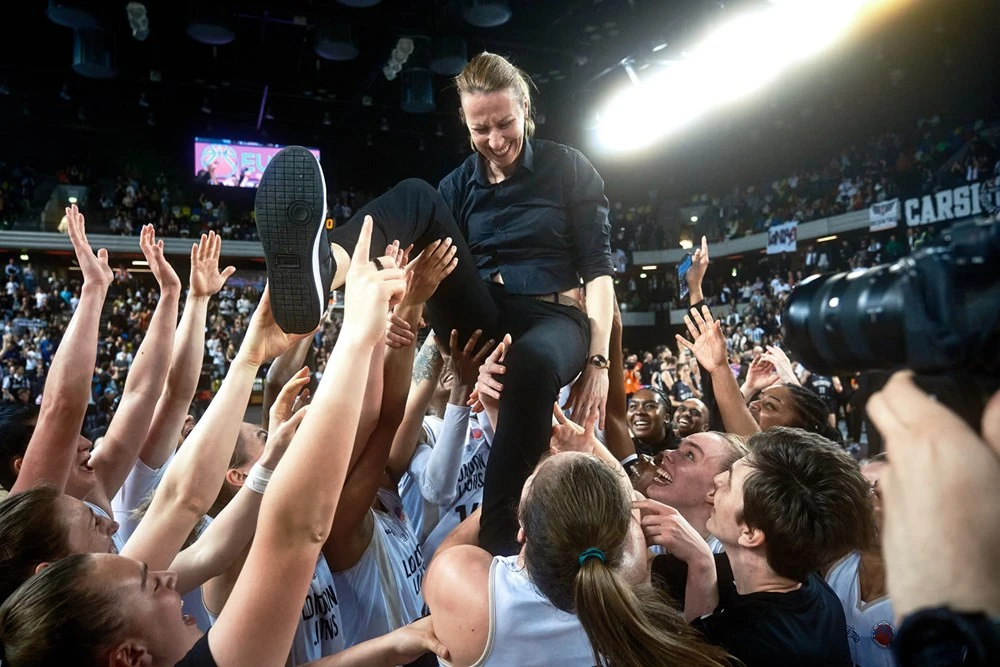 Οι παίκτριες των Λόντον Λάιονς συγχαίρουν την Στέλλα Καλτσίδου και πανηγυρίζουν έξαλλα την κατάκτηση του EuroCup Women... πετώντας την στον αέρα /&nbsp;EuroCup Women, London Lions