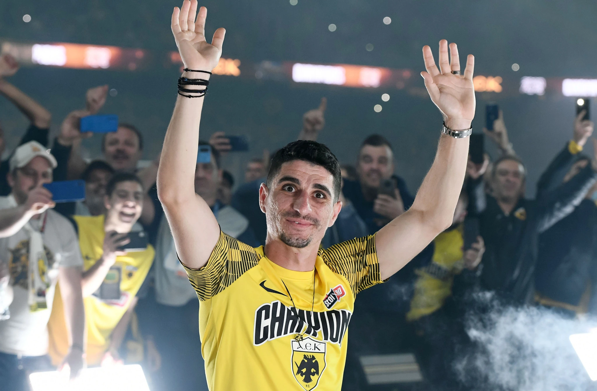 Ο Πέτρος Μανταλός στους πανηγυρισμούς για την κατάκτηση του πρωταθλήματος το 2023/Πηγή: Intime