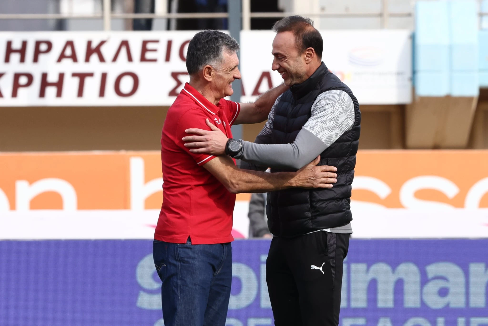 Μεντιλίμπαρ και Κόντης τα λένε πριν την έναρξη του ΟΦΗ - Ολυμπιακός / Πηγή: Intime