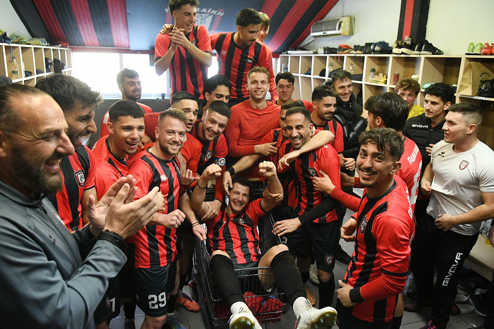 Οι πανηγυρισμοί των ποδοσφαιριστών της Παναχαϊκής στο ματς με τον ΑΟ Λουτρακίου / Πηγή: Intime