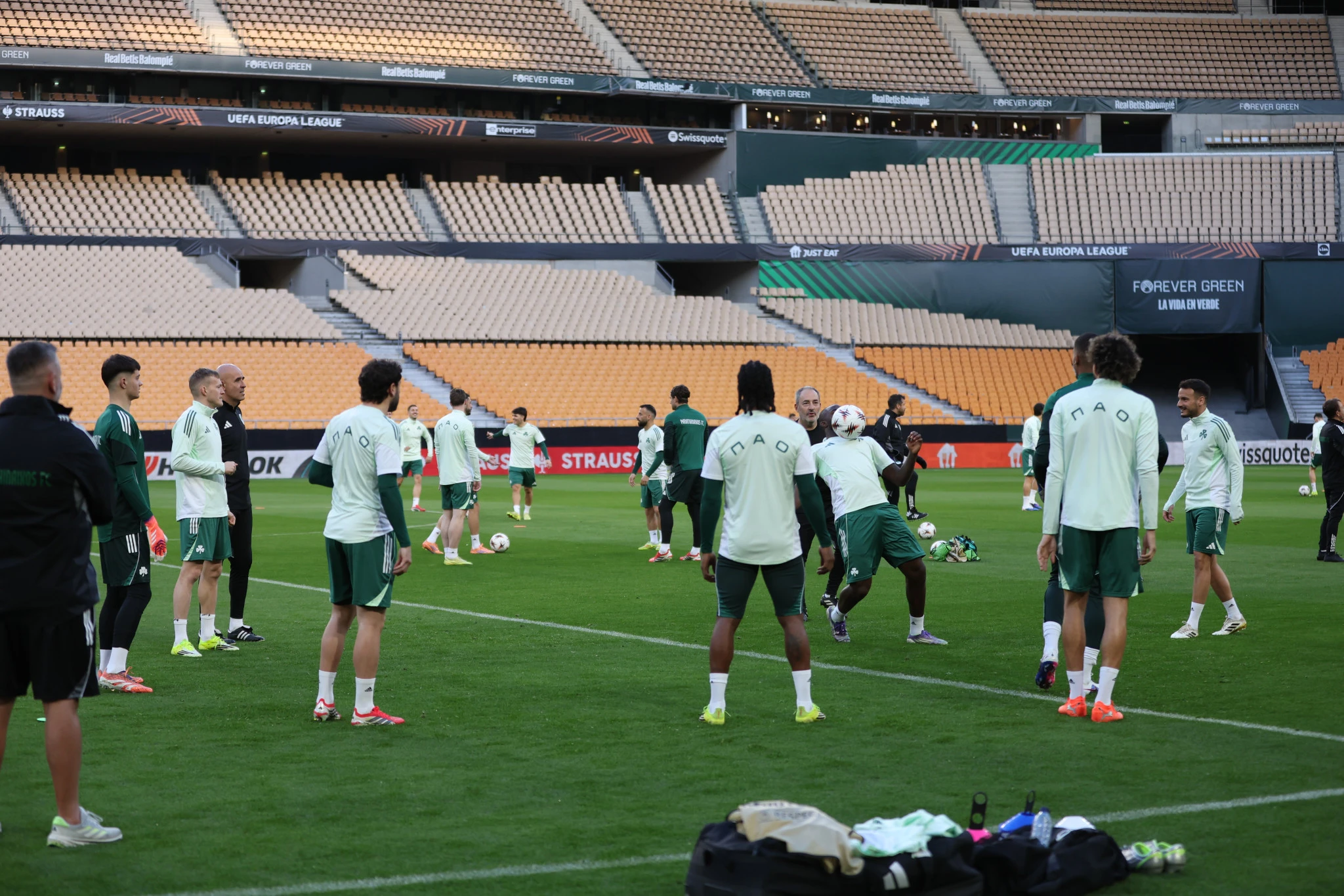 Στιγμιότυπο από την τελευταία προπόνηση του Παναθηναϊκού στο «La Cartuja» της Σεβίλλης - ΠΗΓΗ: ΙΝΤΙΜΕ