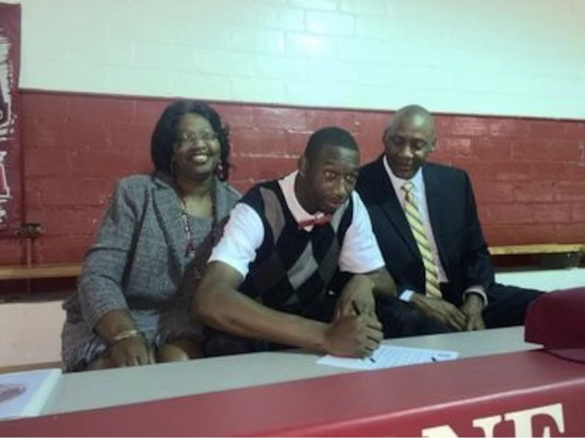 Ακριβώς στο ίδιο σημείο που πέθανε ο πατέρας του 4 χρόνια πριν, ο Ντόντα Χολ σε ηλικία 18 ετών υπογράφει στο κολέγιο της Αλαμπάμα, στο σχολείο που είχε όνειρο από μικρός ότι θέλει να παίξει... Δίπλα του, η μητέρα του και ο προπονητής του στο γυμνάσιο, Ρίσαρντ Ντόρσεϊ.&nbsp;