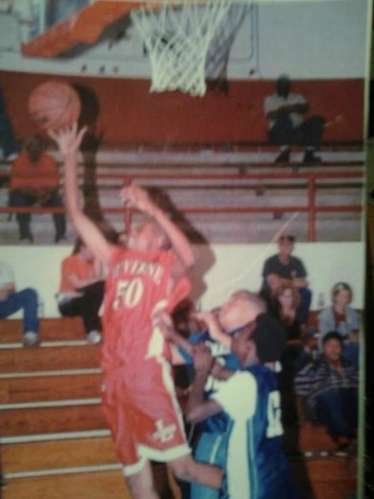 Αυτή η φωτογραφία είναι ανατριχιαστική. Ο Ντόντα Χολ παίζει για τελευταία φορά μπροστά στο βλέμμα του πατέρα του (είναι ο κύριος που φαίνεται πάνω δεξιά που φαίνεται να έχει σταυρωμένα τα χέρια... Λίγες στιγμές αργότερα θα πέσει νεκρός από την καρδιά του.&nbsp;