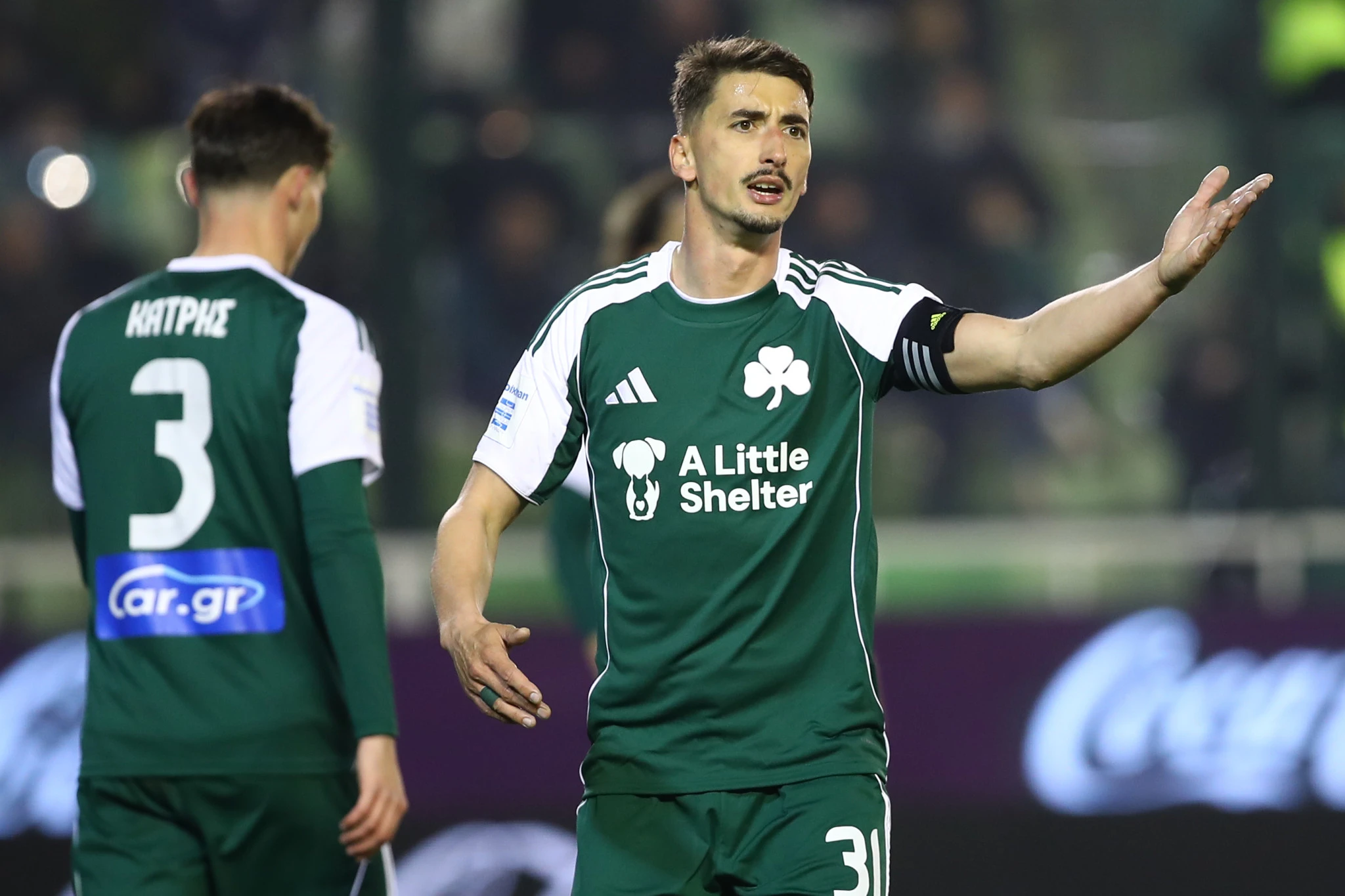 Ο Φίλιπ Τζούριτσιτς διαμαρτύρεται προς τον  διαιτητή στον αγώνα του Παναθηναϊκού με τον Παναιτωλικό - ΠΗΓΗ: ΙΝΤΙΜΕ