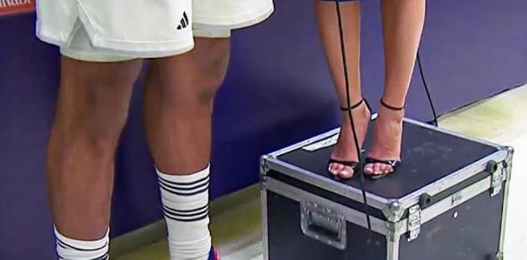 Το... τέχνασμα της Τουρκάλας ρεπόρτερ ώστε να «πιάσει» σε ύψος τον Ταβάρες