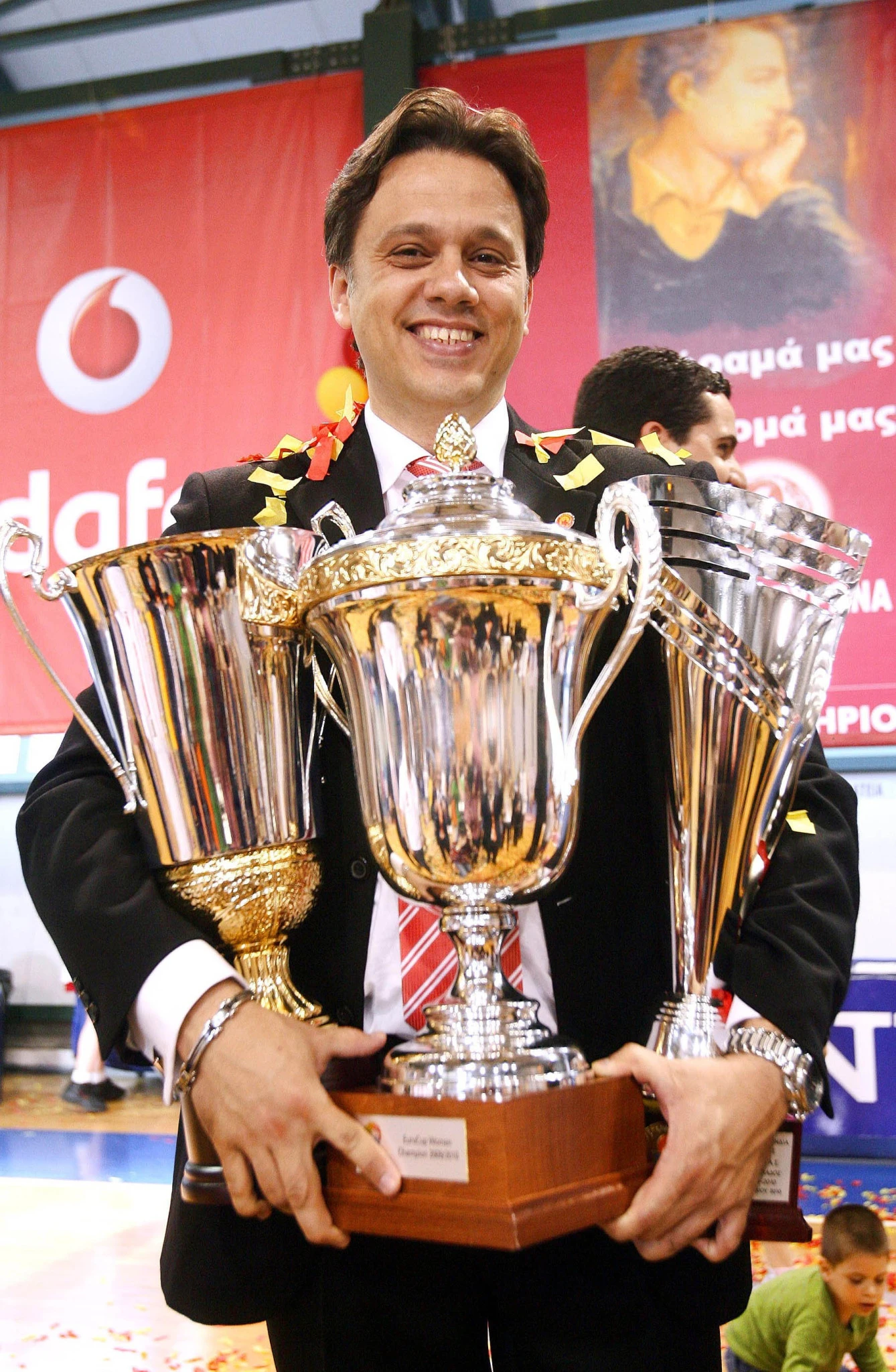 Ο Τζώρτζης Δικαιουλάκος με τα τρία τρόπαια που κατέκτησε με τον Αθηναϊκό το 2010/Πηγή: Eurokinissi