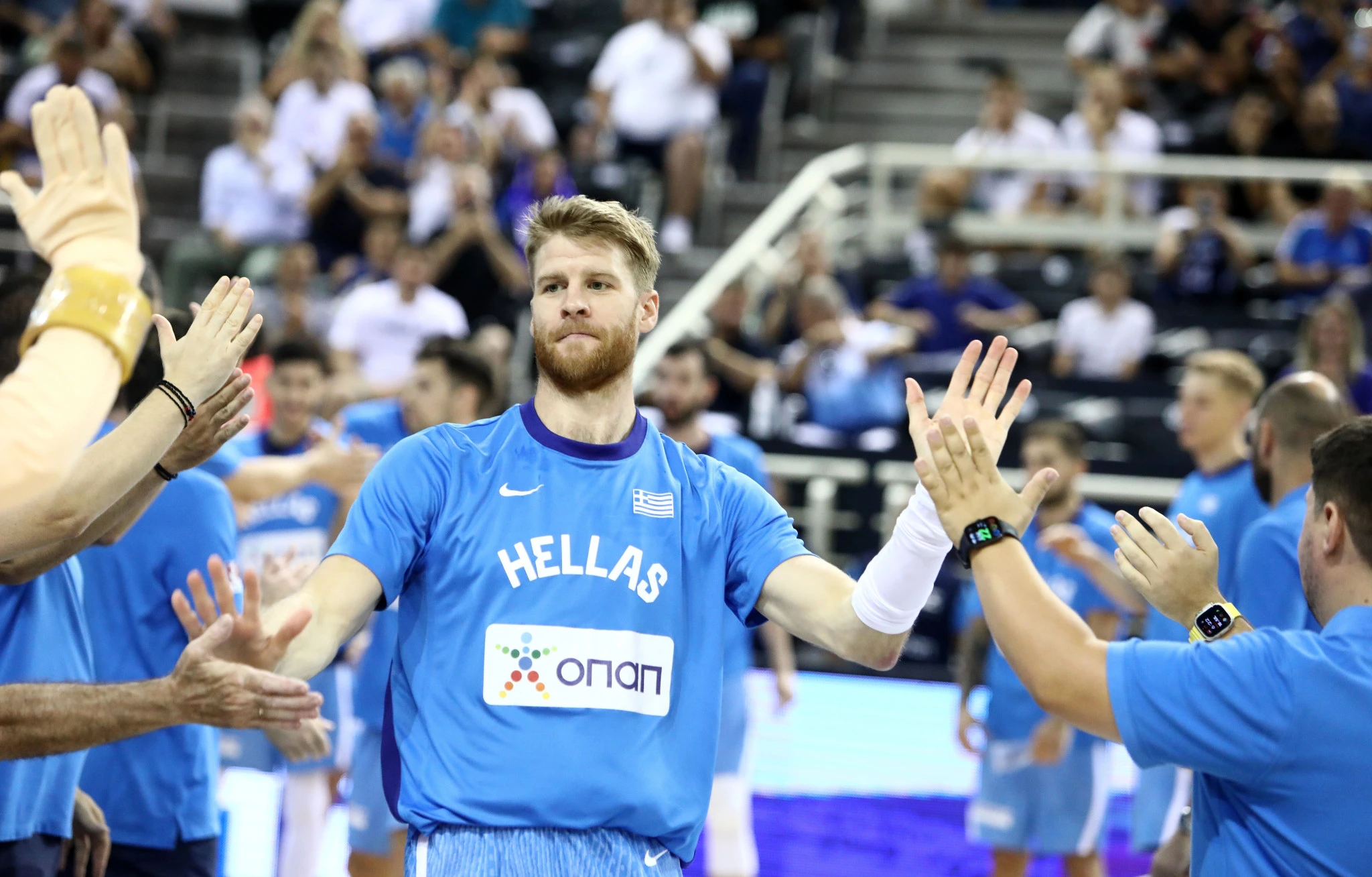 Ο Τόμας Γουόκαπ του Ολυμπιακού με τη φανέλα της «Επίσημης Αγαπημένης» / Πηγή: ΙΝΤΙΜΕ