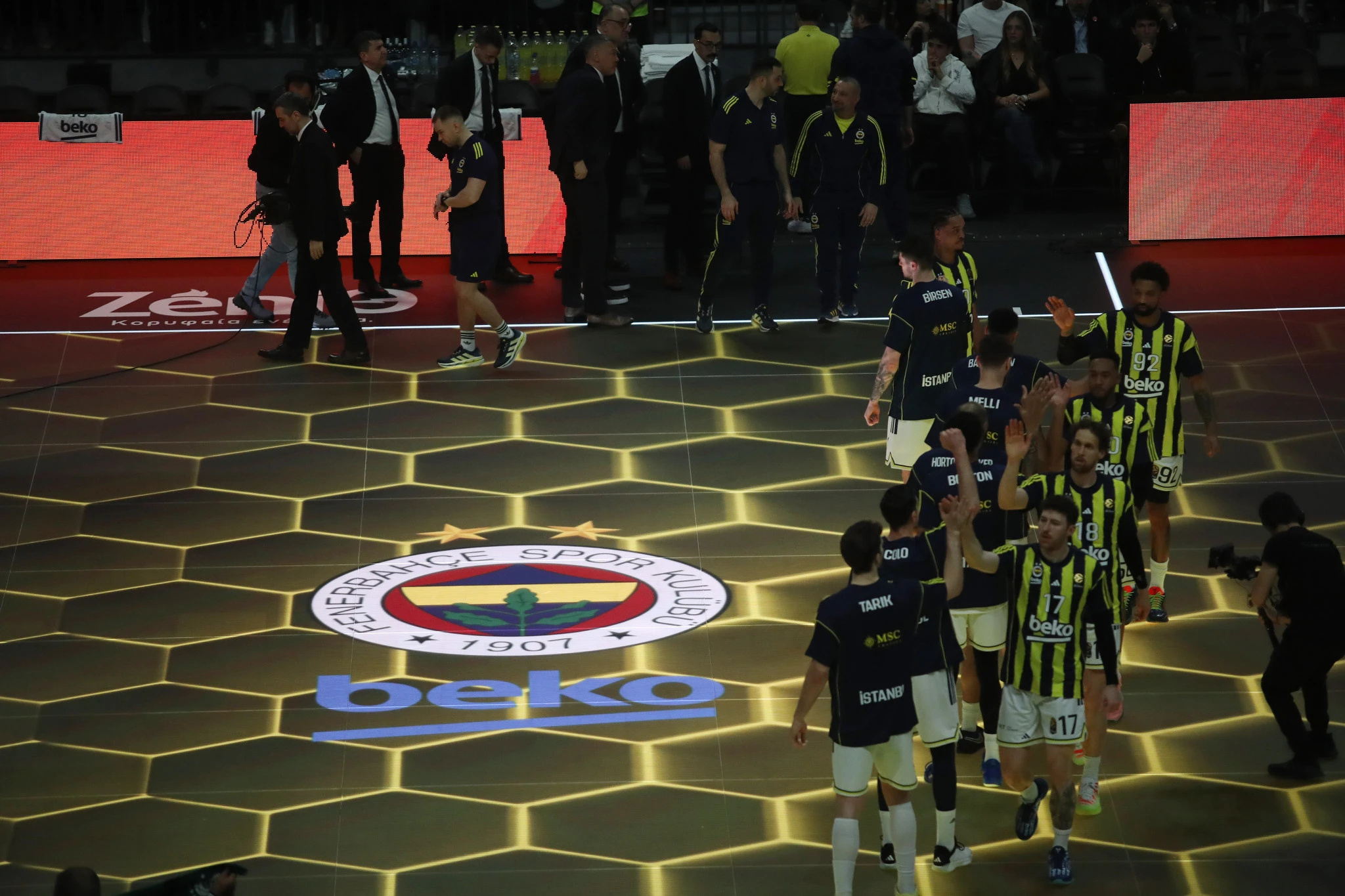 Η Φενέρμπαχτσε παρουσιάζεται στο T-Center, μπροστά σε χιλιάδες οπαδούς του Παναθηναϊκού / Πηγή: ΙΝΤΙΜΕ