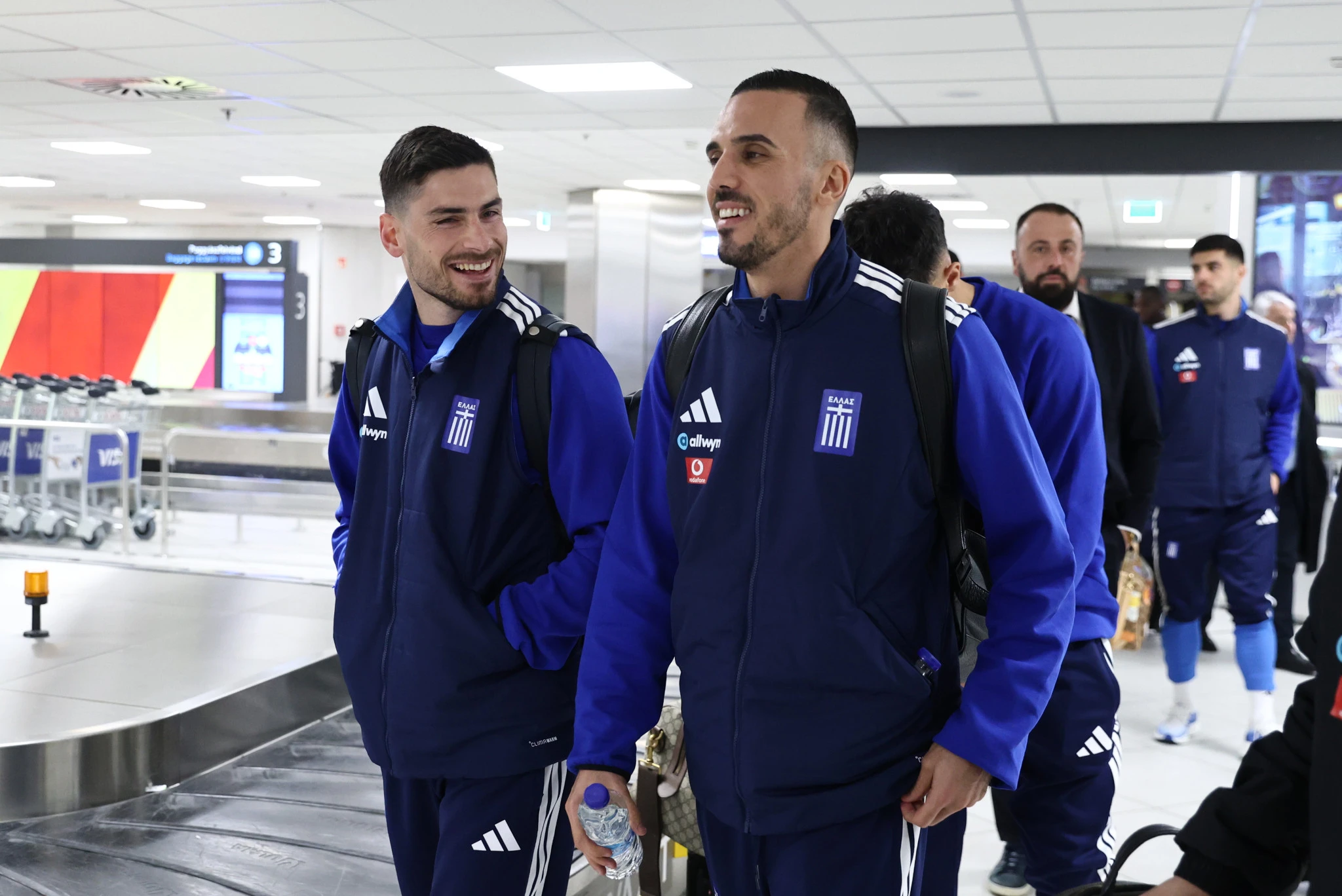 Χαμογελαστοί Γιώργος Μασούρας και Δημήτρης Κουρμπέλης με την εθνική Ελλάδας / Πηγή: Intime