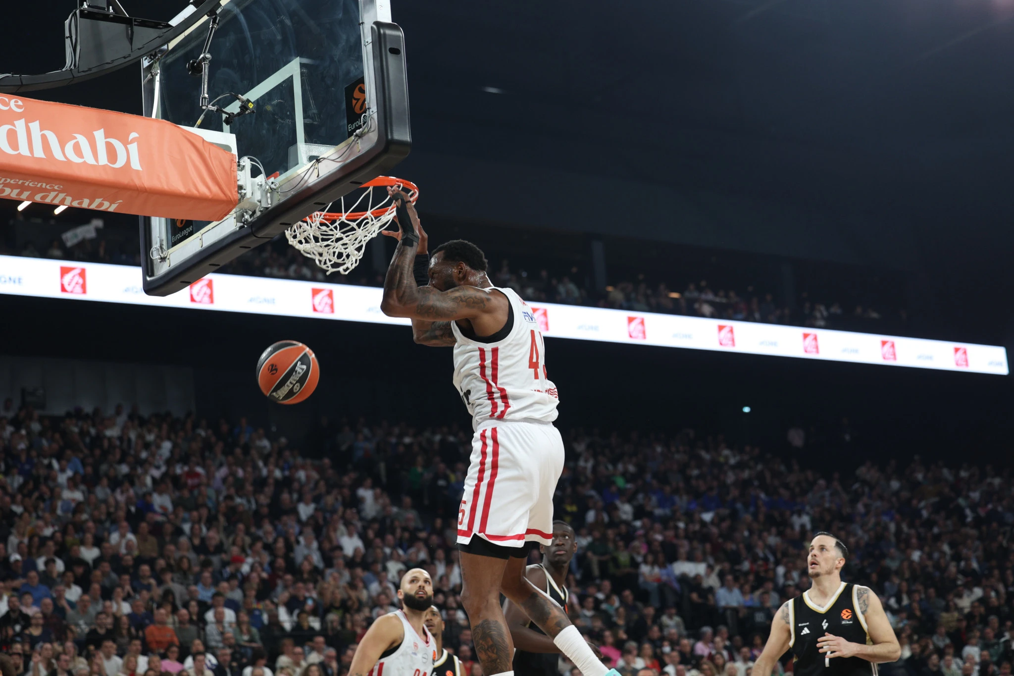 Ο Ντόντα Χολ σε μία από τις πολλές... υψηλές πτήσεις του απέναντι στη Βιλερμπάν / Πηγή: Intime