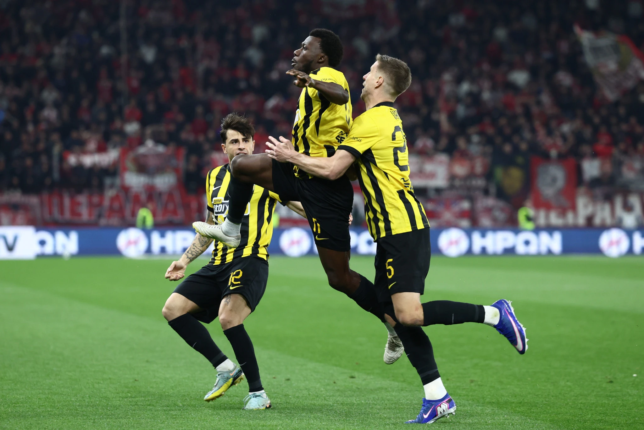 Ο Αμπουμπακαρί Κοϊτά πανηγυρίζει το 1-0 της ΑΕΚ κόντρα στον Ολυμπιακό /  Πηγή: Eurokinissi