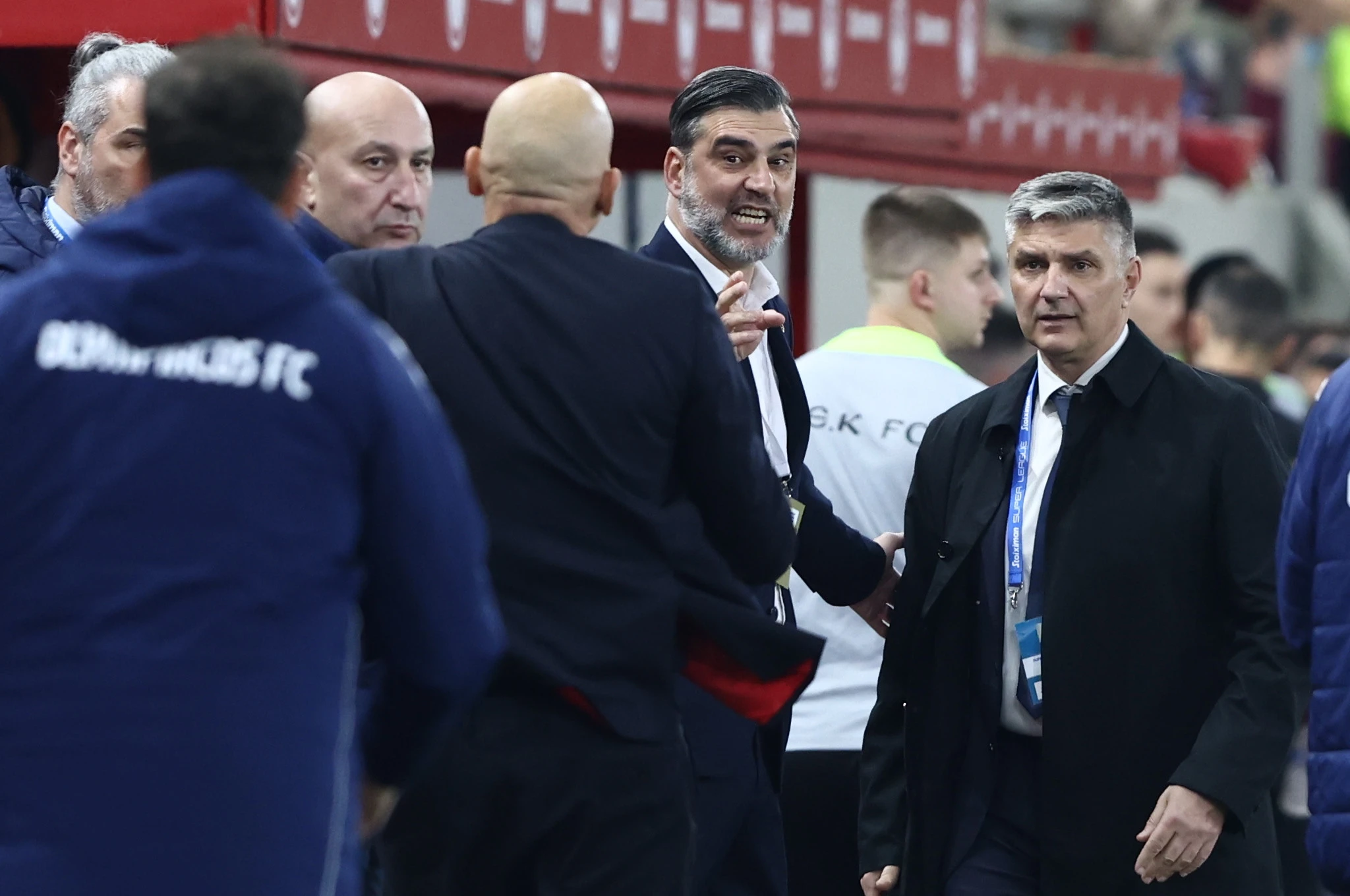 Ένταση πριν το δεύτερο ημίχρονο του Ολυμπιακός-ΑΕΚ / Πηγή: Intime