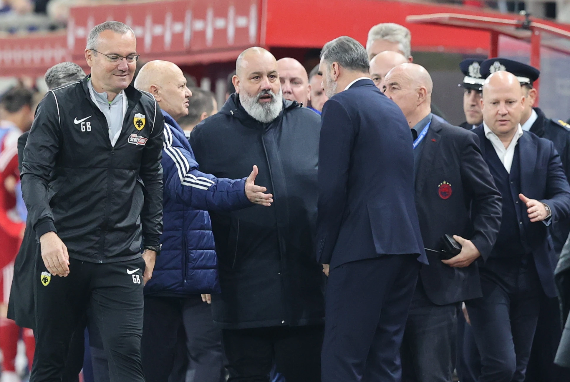 Ένταση πριν το δεύτερο ημίχρονο του Ολυμπιακός-ΑΕΚ / Πηγή: Intime