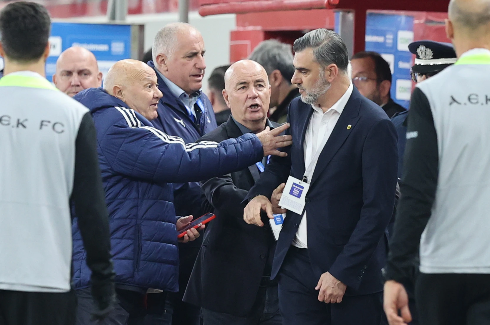 Ένταση πριν το δεύτερο ημίχρονο του Ολυμπιακός-ΑΕΚ / Πηγή: Intime