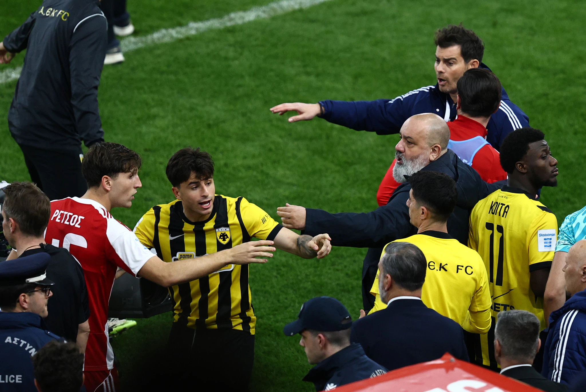 Ένταση πριν το δεύτερο ημίχρονο του Ολυμπιακός-ΑΕΚ / Πηγή: Intime