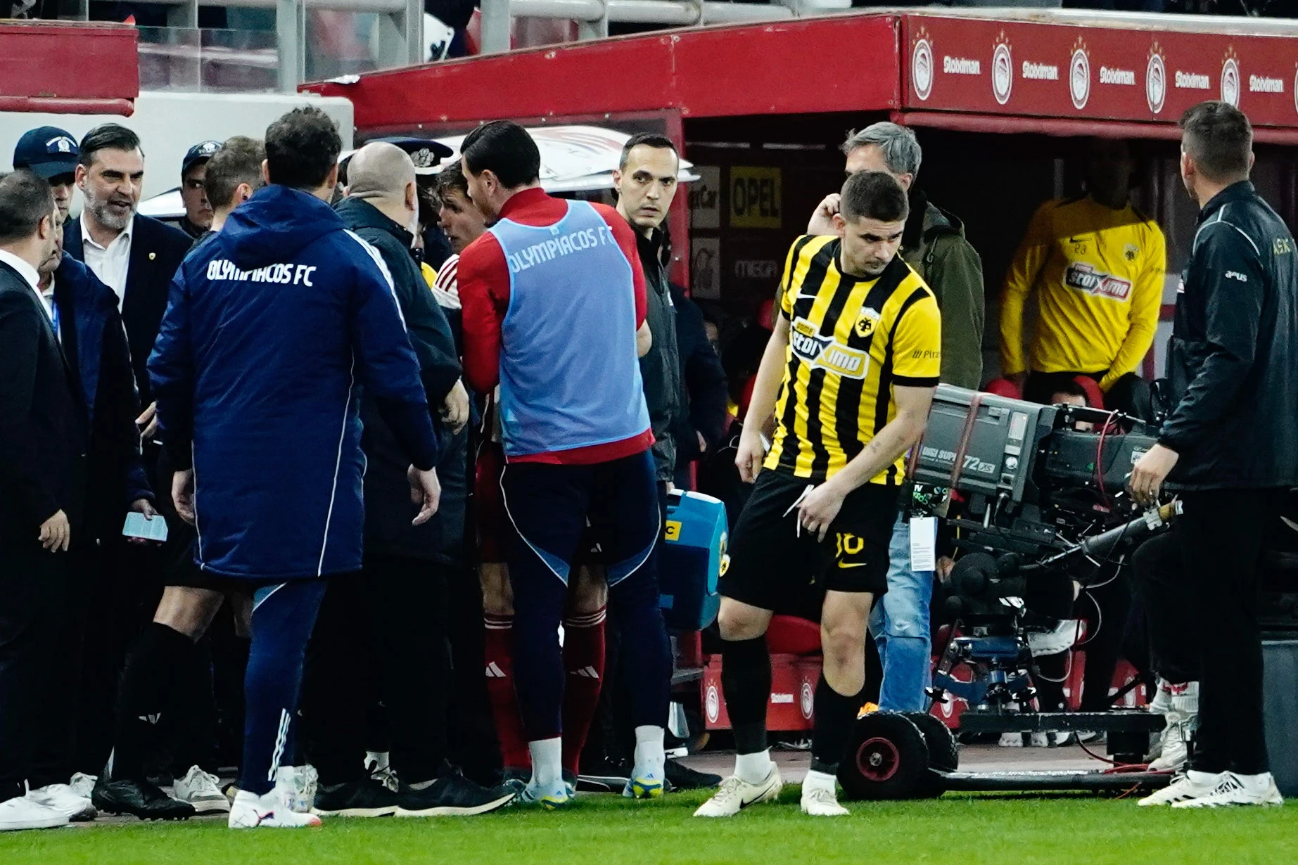 Ένταση πριν το δεύτερο ημίχρονο του Ολυμπιακός-ΑΕΚ / Πηγή: Intime