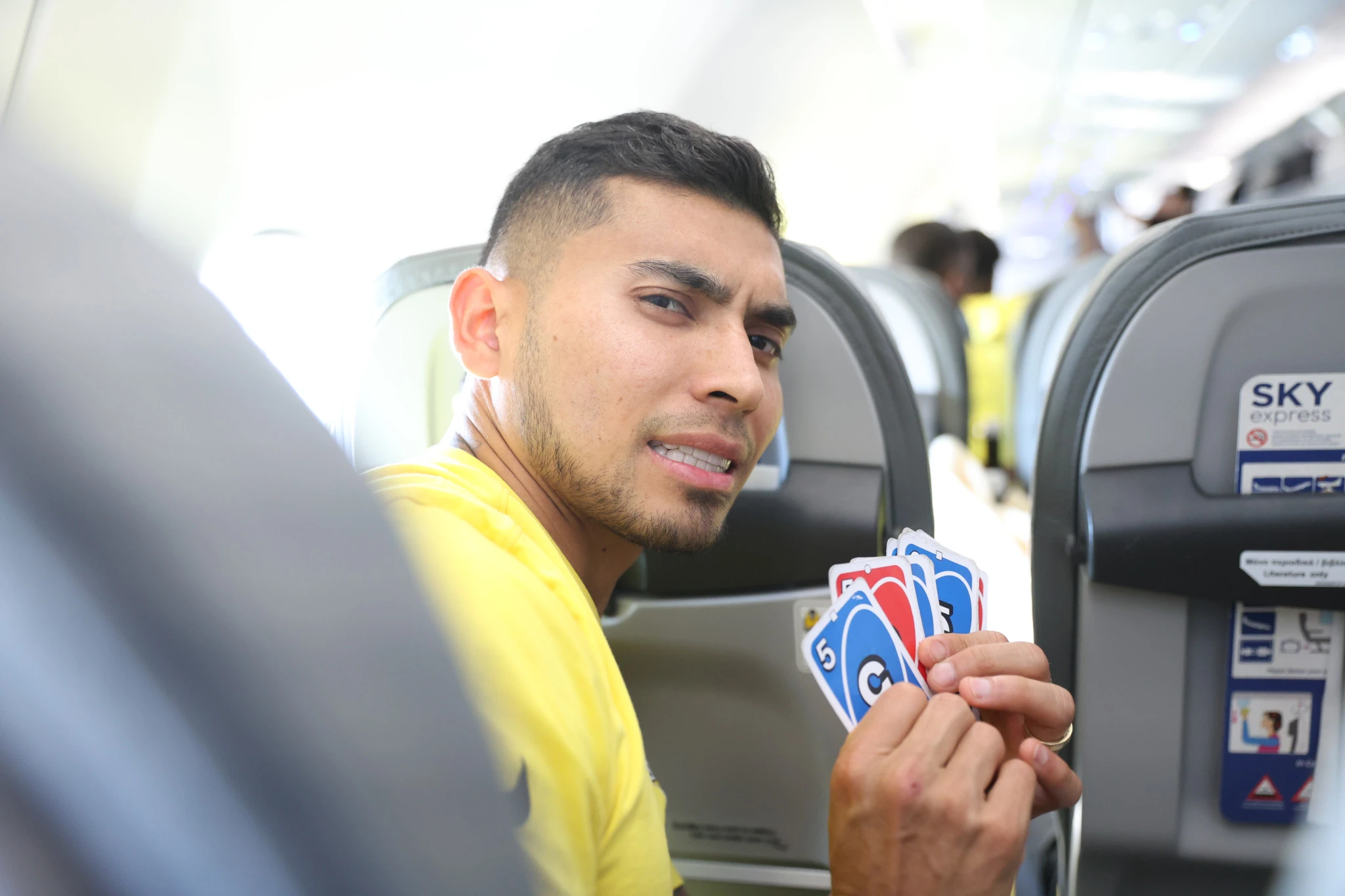 Ο Ορμπελίν Πινέδα παίζει UNO στο τσάρτερ /Πηγή: Intime