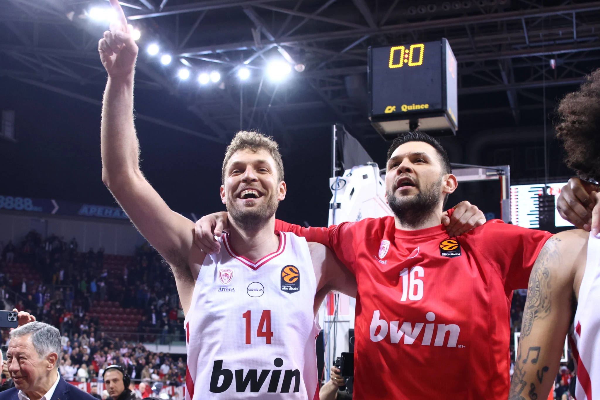 Ο Σάσα Βεζένκοφ μαζί με τον αρχηγό του Ολυμπιακού, Κώστα Παπανικολάου /  Πηγή: InTimeΠηγή: Eurokinissi