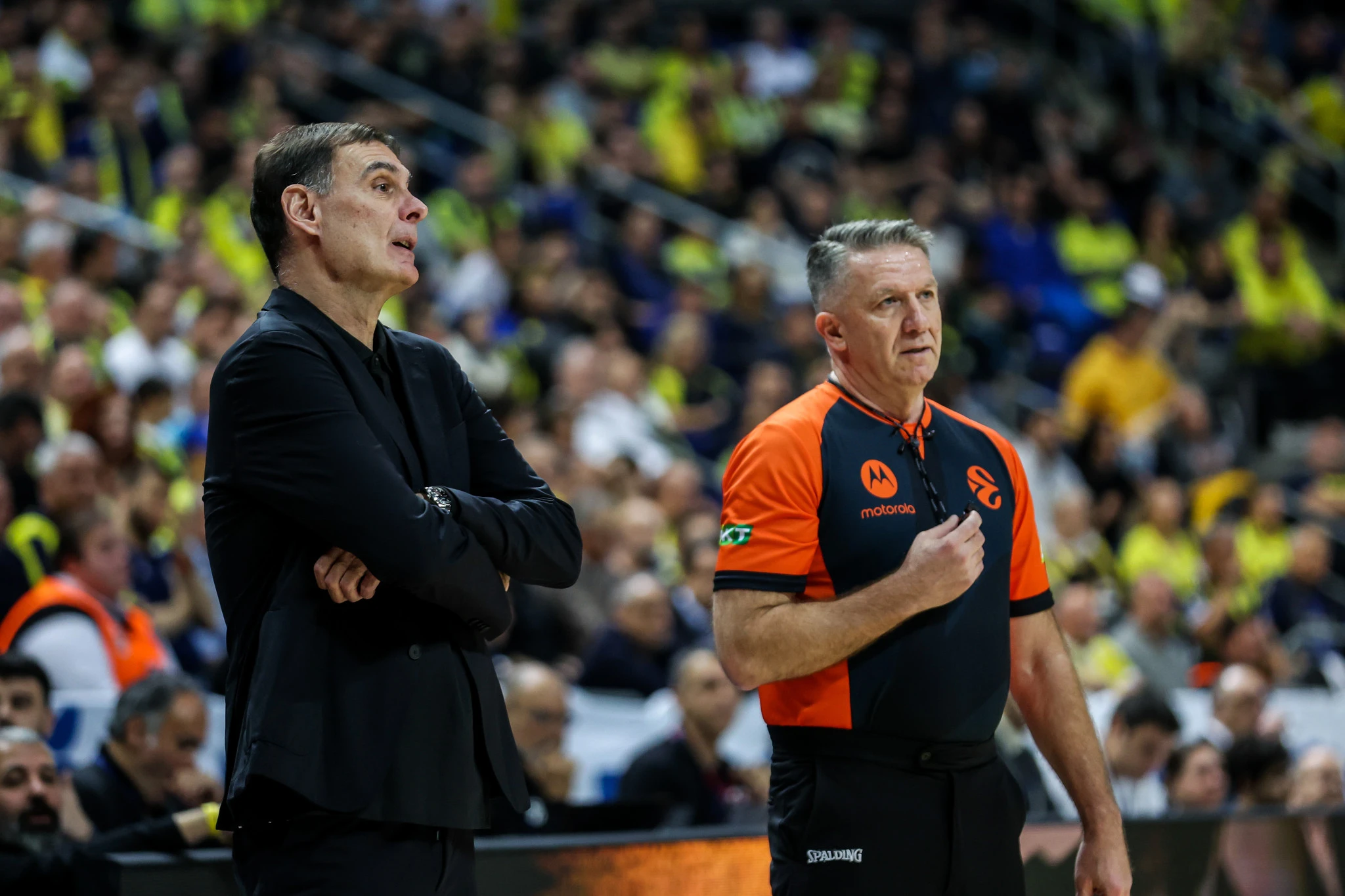 Ο διαιτητής Ράντοβιτς δίπλα στον Γιώργο Μπαρτζώκα, στο παιχνίδι του Ολυμπιακού στην Κωνσταντινούπολη απέναντι στη Φενέρ / Πηγή: Eurokinissi