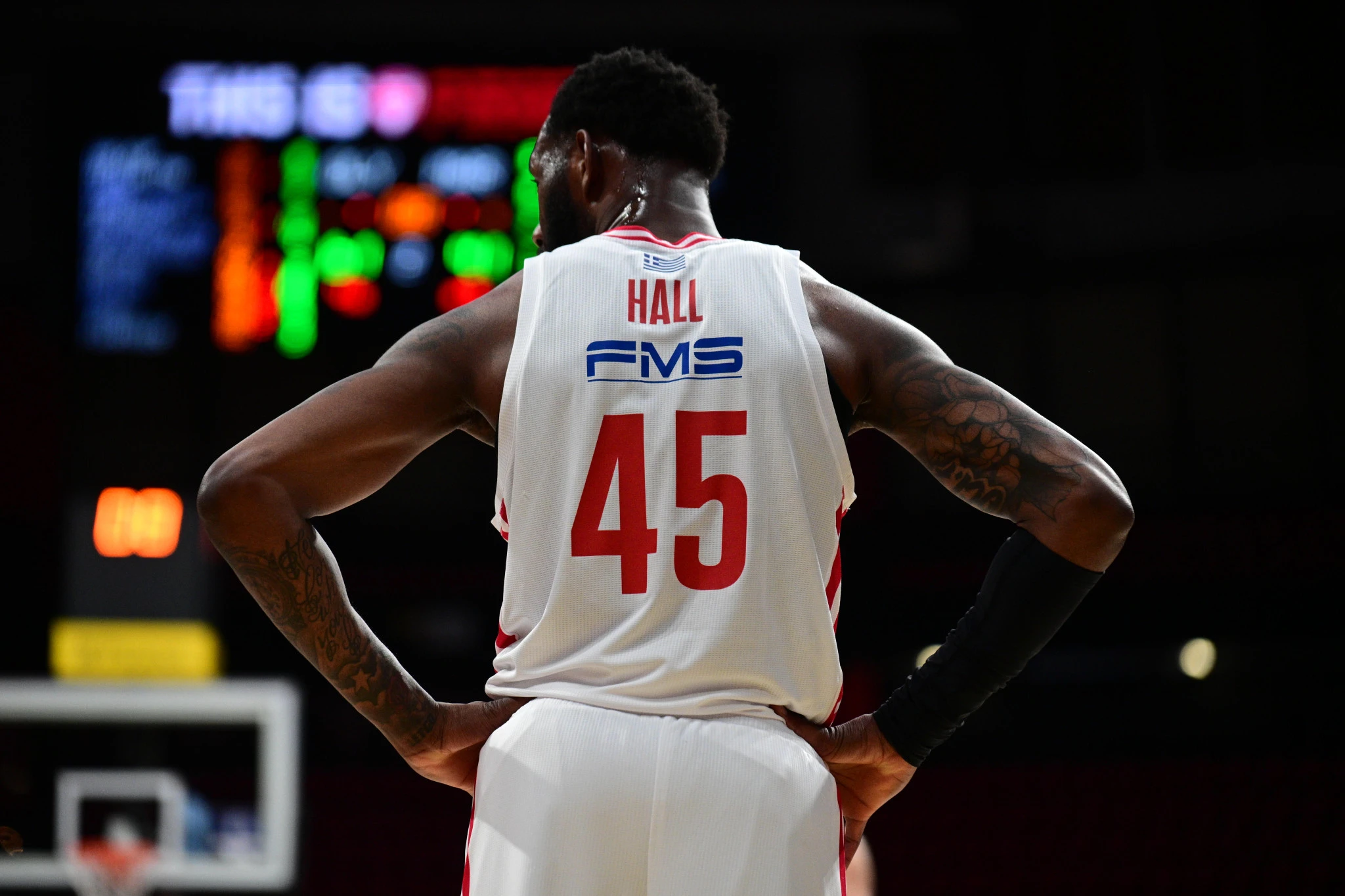 Ο Ντόντα Χολ με τη φανέλα του Ολυμπιακού / πηγή: eurokinissi