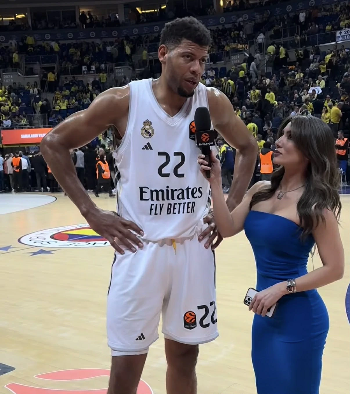 Η συνέντευξη της Ακσόι στον Ταβάρες, ενώ ακόμη δεν είχε την... βοήθεια του κουτιού