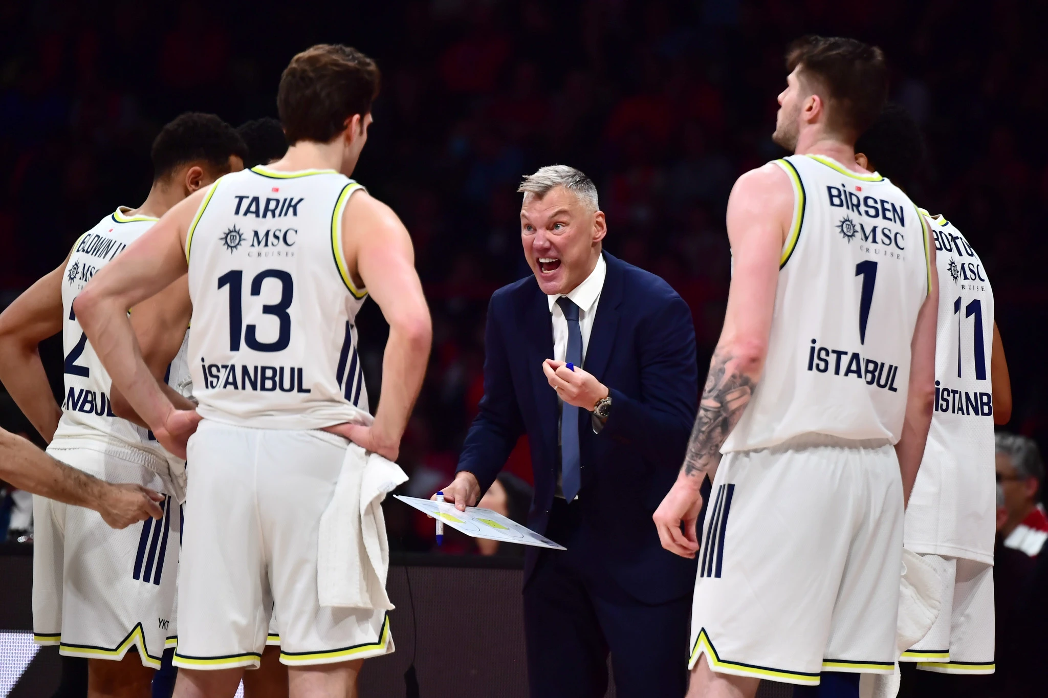 O νευρικός Σάρας και το... φροντιστήριό του στους παίκτες της Φενέρ / Πηγή: ΙΝΤΙΜΕ