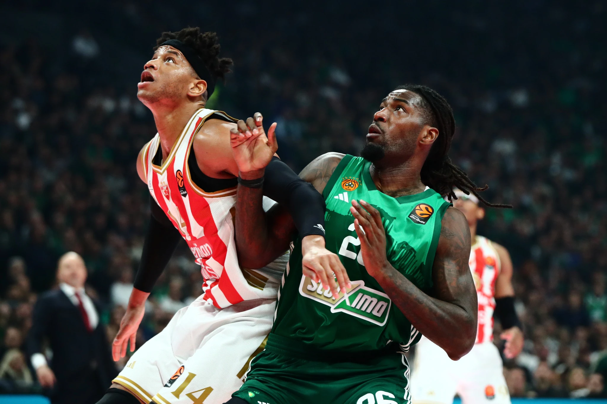 Ιζούντου του Ερυθρού Αστέρα και Λεσόρ του Παναθηναϊκού σε «μάχες» μέσα στη ρακέτα του T-Center / Πηγή: Eurokinissi