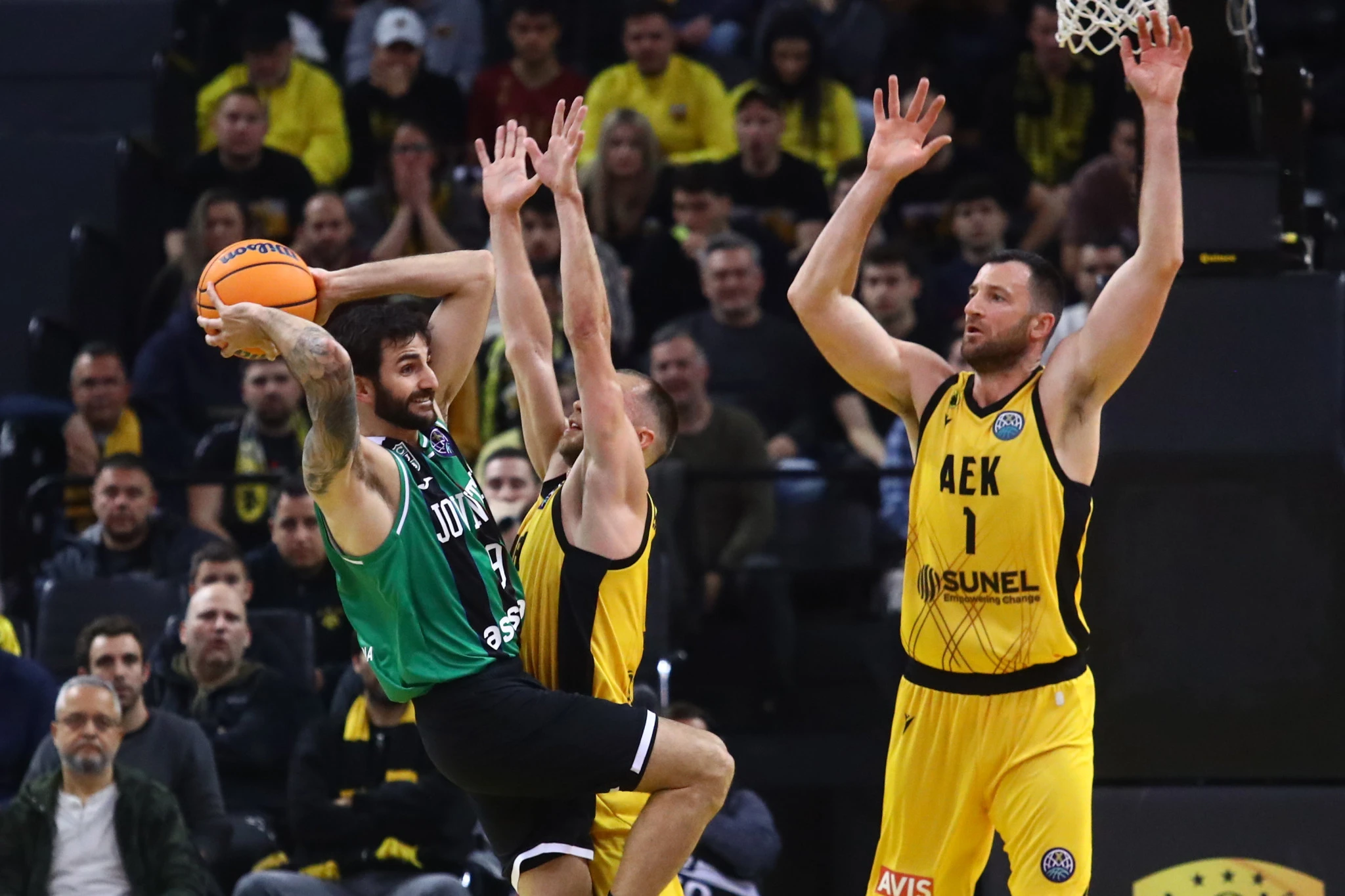 Ο Ρίκι Ρούμπιο σε μονομαχίες εντός παρκέ με τους παίκτες της ΑΕΚ / Πηγή: Eurokinissi