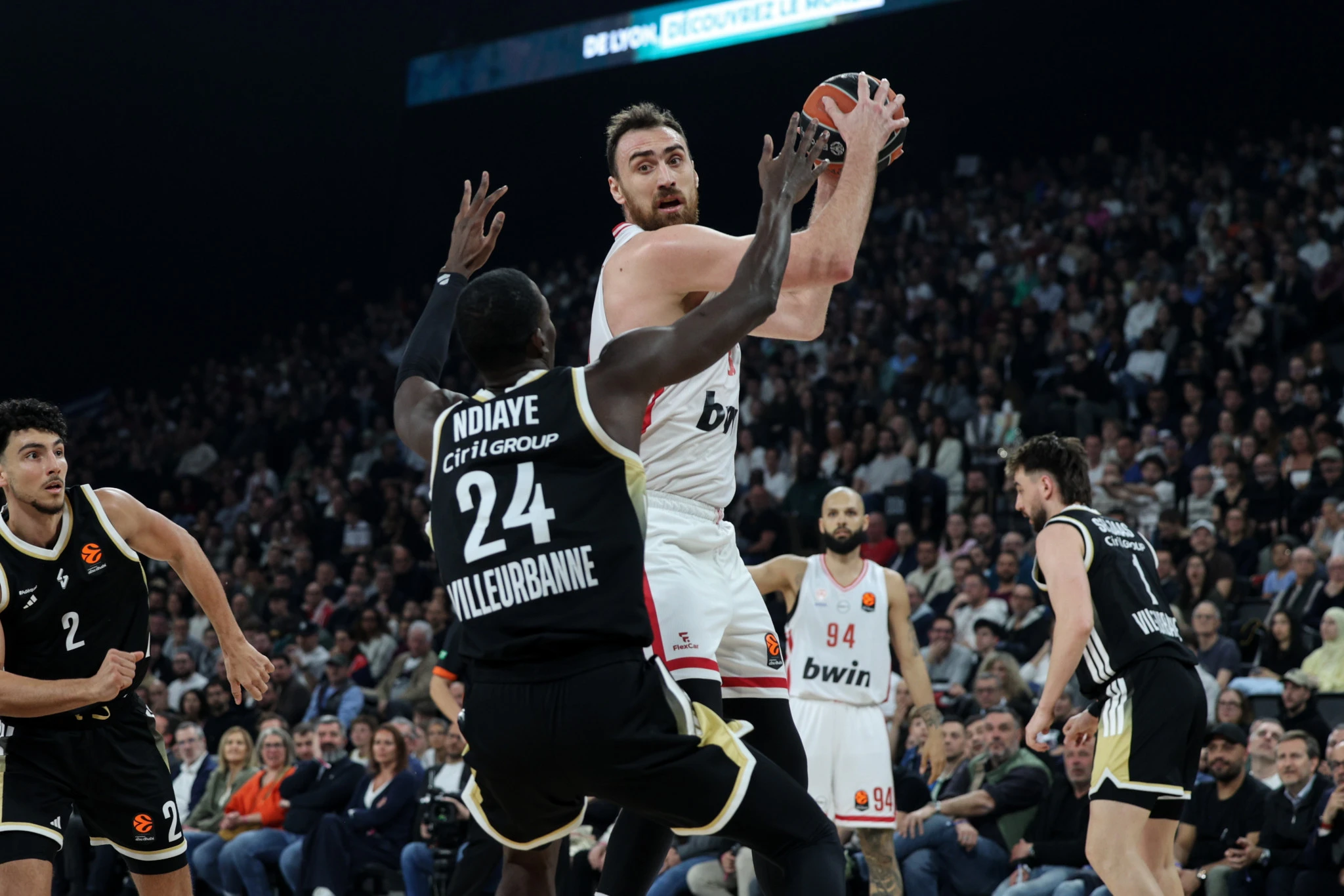 Ο Νίκολα Μιλουτίνοφ στο παιχνίδι του Ολυμπιακού με αντίπαλο τη Βιλερμπάν, Πηγή: Eurokinissi