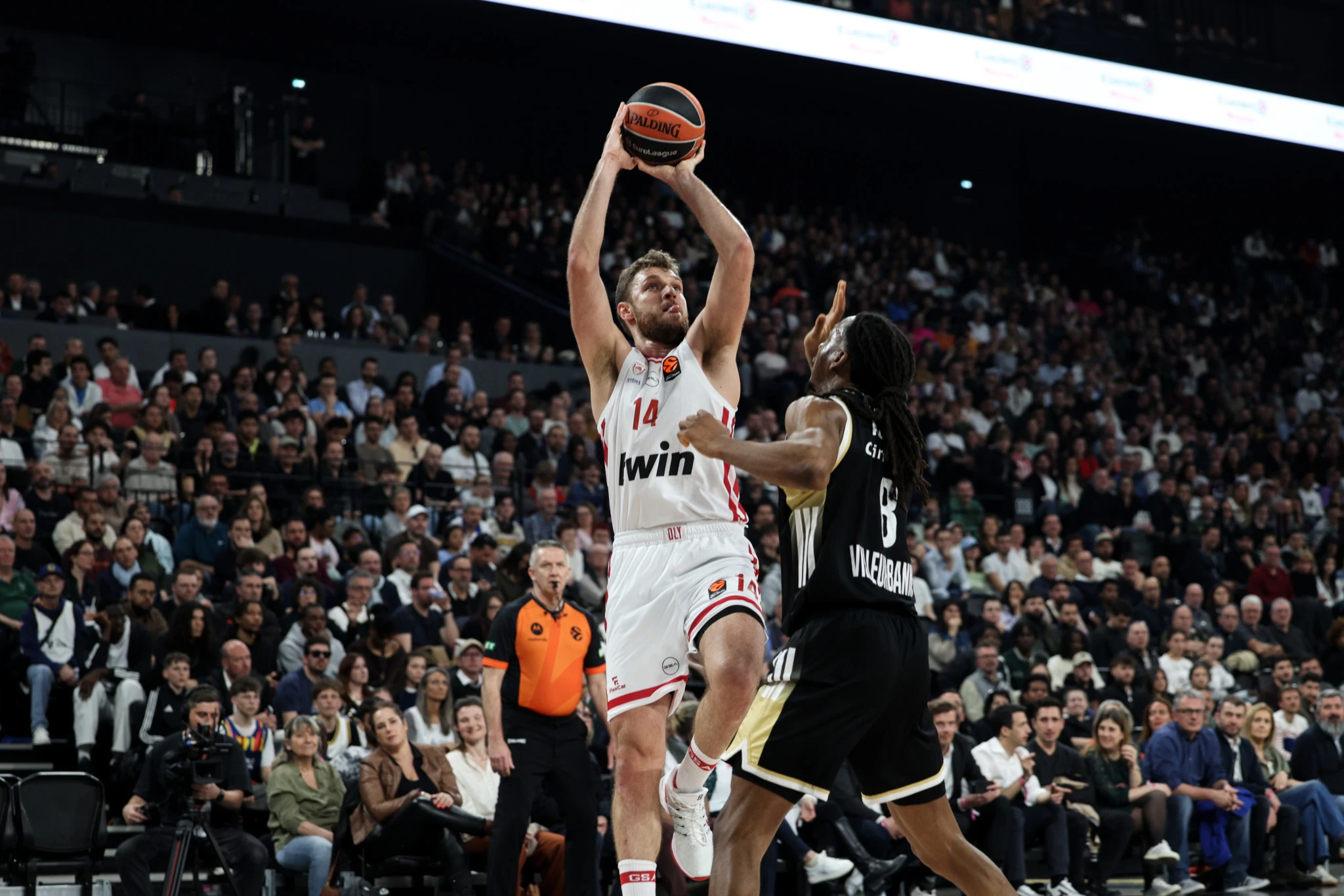 O Σάσα Βεζένκοφ στην αναμέτρηση απέναντι στη Βιλερμπάν / Πηγή: Eurokinissi