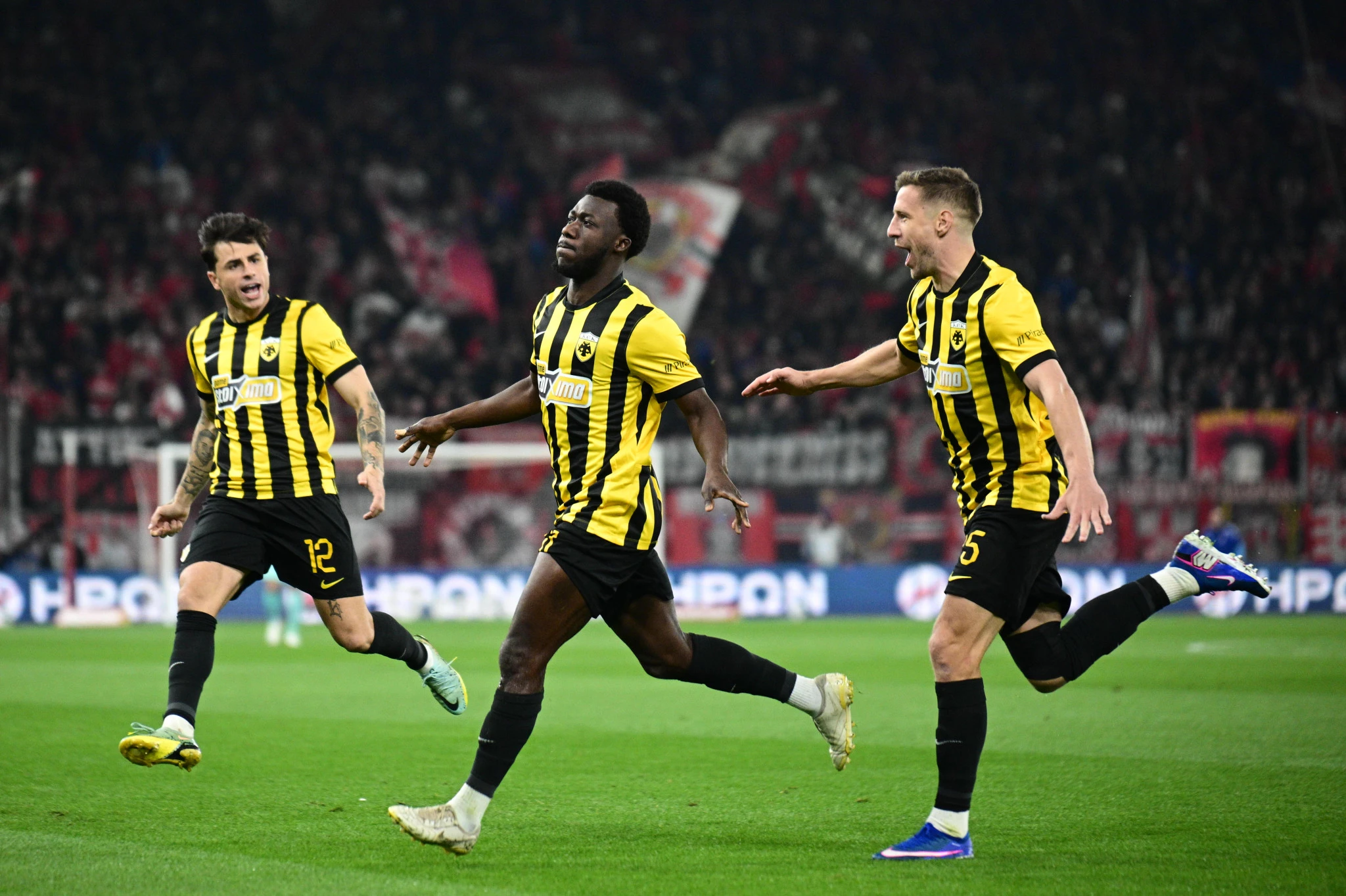 Κοϊτά, Ρότα και Βάργκα πανηγυρίζουν έξαλλα μετά το γκολ του πρώτου απέναντι στον Ολυμπιακό / Πηγή: Eurokinissi