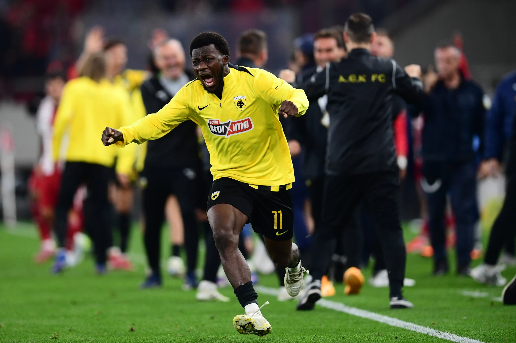 Ο Αμπουμπακαρί Κοϊτά πανηγυρίζει το 1-0 της ΑΕΚ κόντρα στον Ολυμπιακό / Πηγή: Eurokinissi