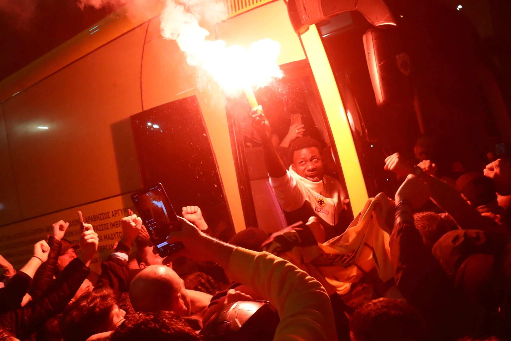 Ο Κοϊτά αποθεώθηκε και πανηγύρισε με τον κόσμο με καπνογόνο / Πηγή:&nbsp;Eurokinissi