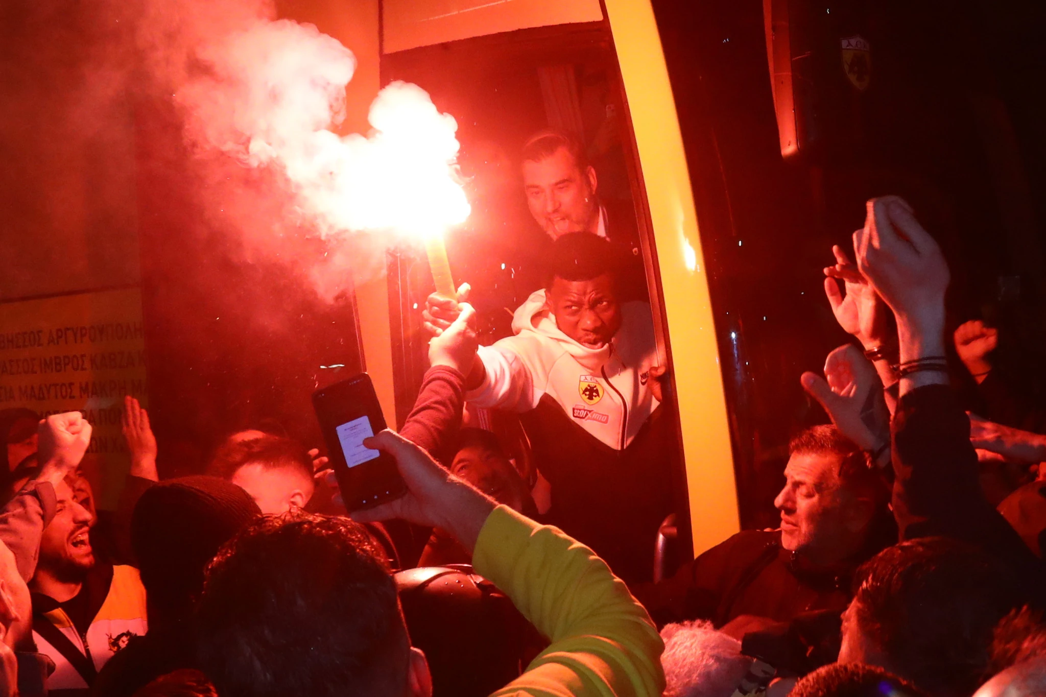 Ο Κοϊτά αποθεώθηκε και πανηγύρισε με τον κόσμο με καπνογόνο / Πηγή: Eurokinissi