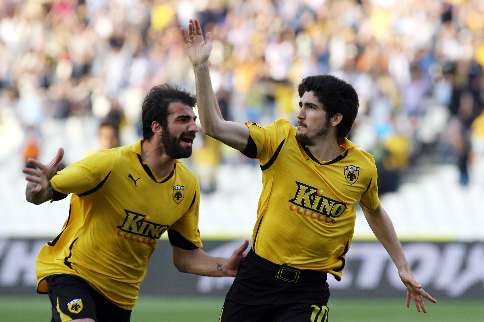 Ο Χοσέ Κάρλος πανηγυρίζει με τον Γρηγόρη Μάκο στο ΑΕΚ - Ατρόμητος το 2012 / Πηγή: Intime