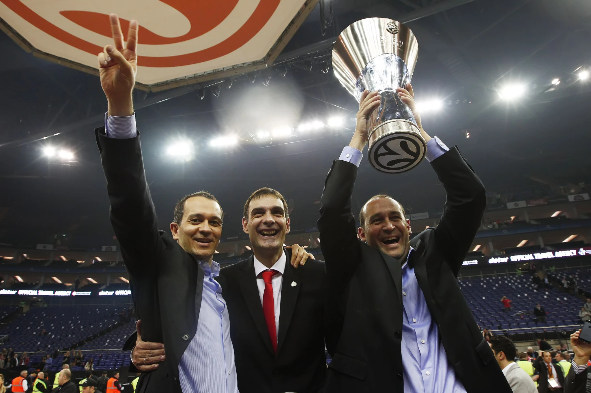 Ο Γιώργος Μπαρτζώκας και οι Παναγιώτης και Γιώργος Αγγελόπουλος με το τρόπαιο της EuroLeague στο Λονδίνο / Πηγή: InTime