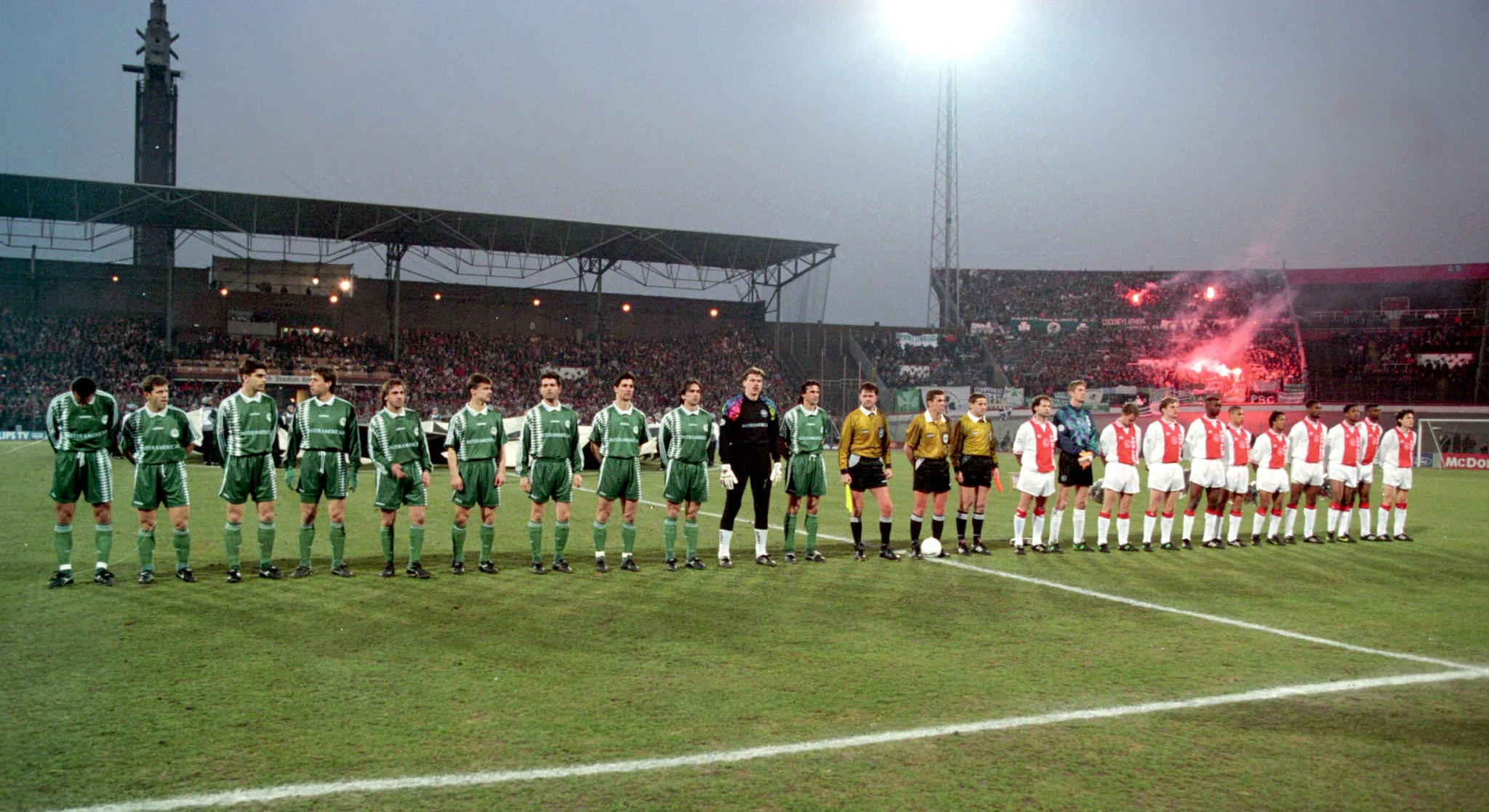 Ο Παναθηναϊκός και ο Άγιαξ παρατεταγμένοι στο γήπεδο λίγο πριν τον πρώτο ημιτελικό του Champions League -  ΠΗΓΗ: ΙΝΤΙΜΕ