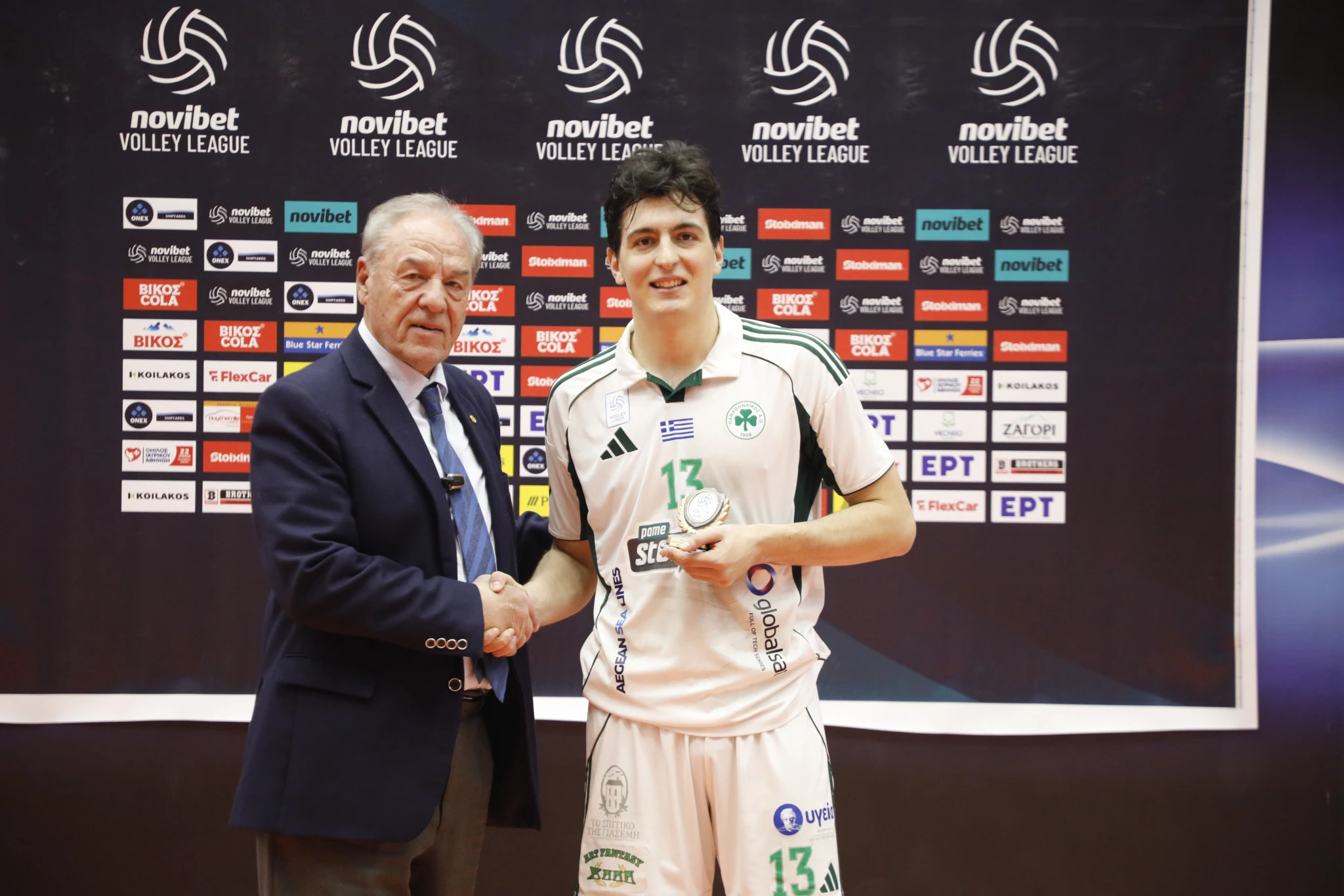 Ο Χαράλαμπος Ανδρεόπουλος στη βράβευσή του ως MVP του δεύτερου ημιτελικού της Novibet Volley League κόντρα στον Ολυμπιακό / Πηγή: Intime
