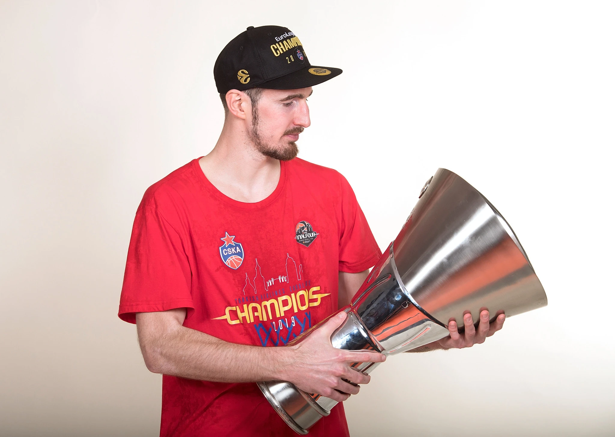 Μία... συνηθισμένη φωτογραφία του Νάντο Ντε Κολό με τον ίδιο να κρατάει στα χέρια του την κούπα της EuroLeague /&nbsp;Photo by Rodolfo Molina/Euroleague Basketball via Getty Images