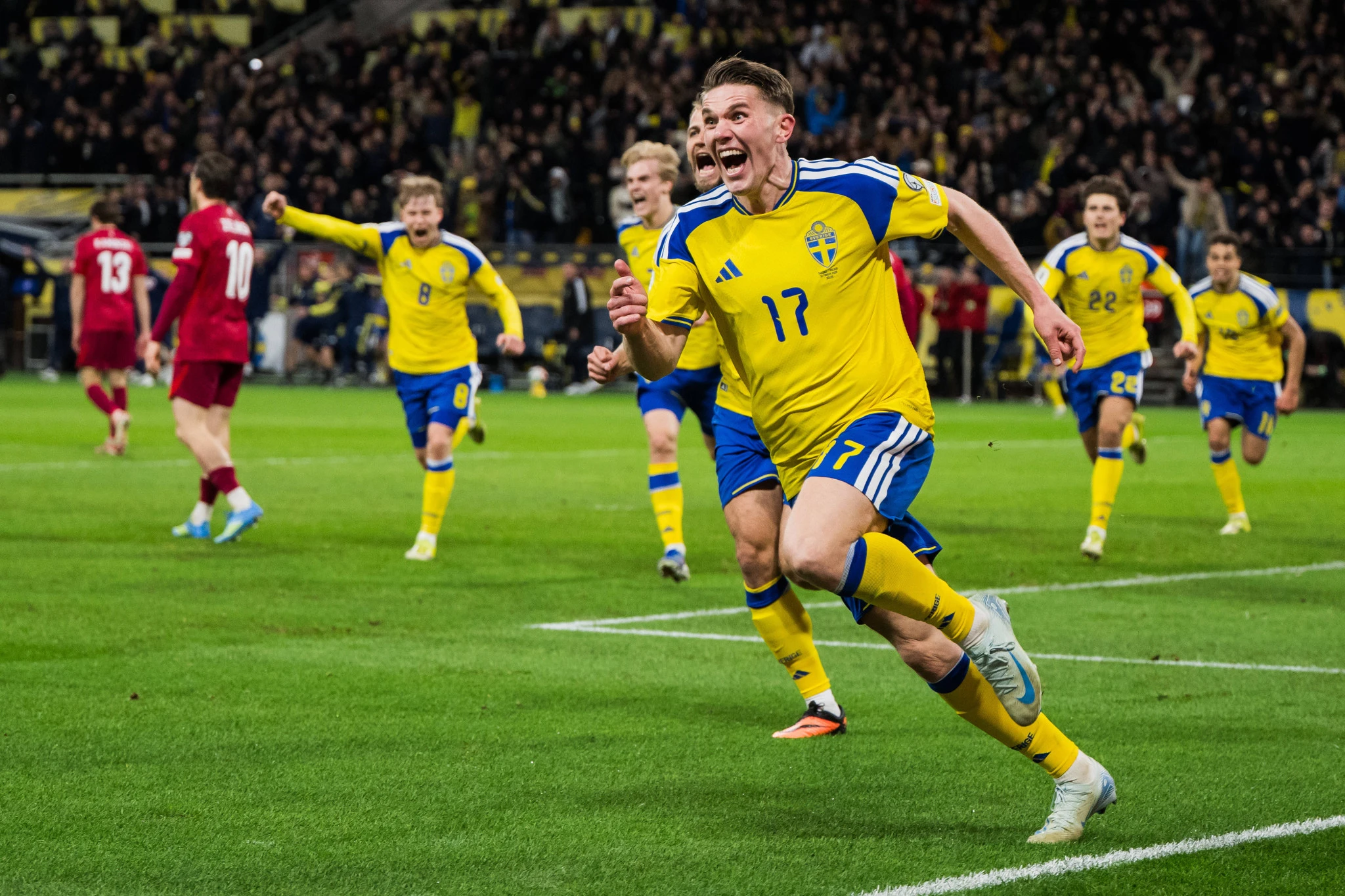 Ο Βίκτορ Γιόκερες πανηγυρίζει έξαλλα το γκολ του που έστειλε την Σουηδία στο Μουντιάλ / Πηγή: Imago