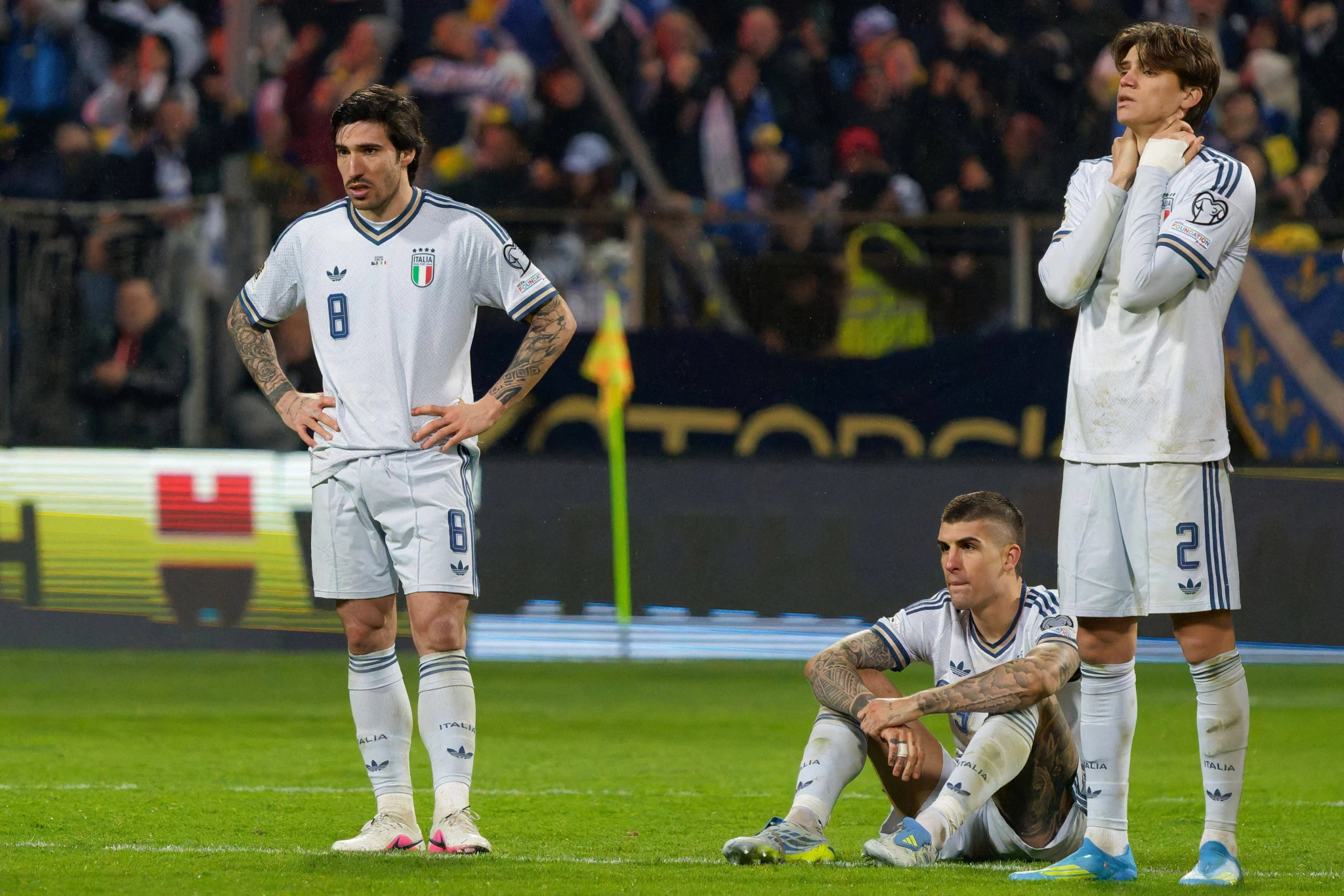 O Σάντρο Τονάλι, ο Ντανιέλε Μαντσίνι και ο Μάρκο Παλέστρα μετά τον αποκλεισμό της Ιταλίας / Πηγή: Imago