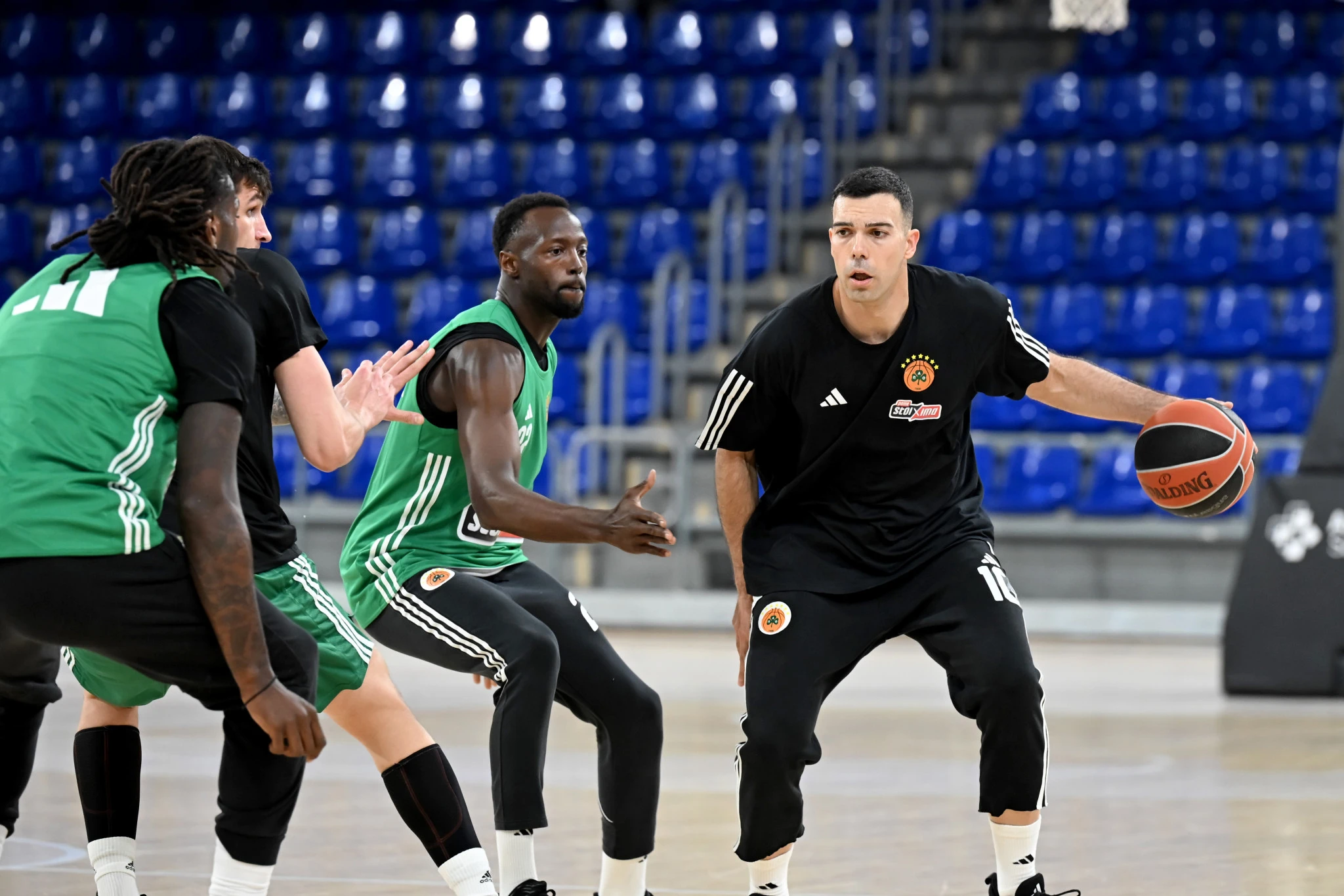 Ο Τζέριαν Γκραντ μαρκάρει τον Κώστα Σλούκα στην προπόνηση του Παναθηναϊκού στη Βαρκελώνη / Πηγή: Β. Στόλης